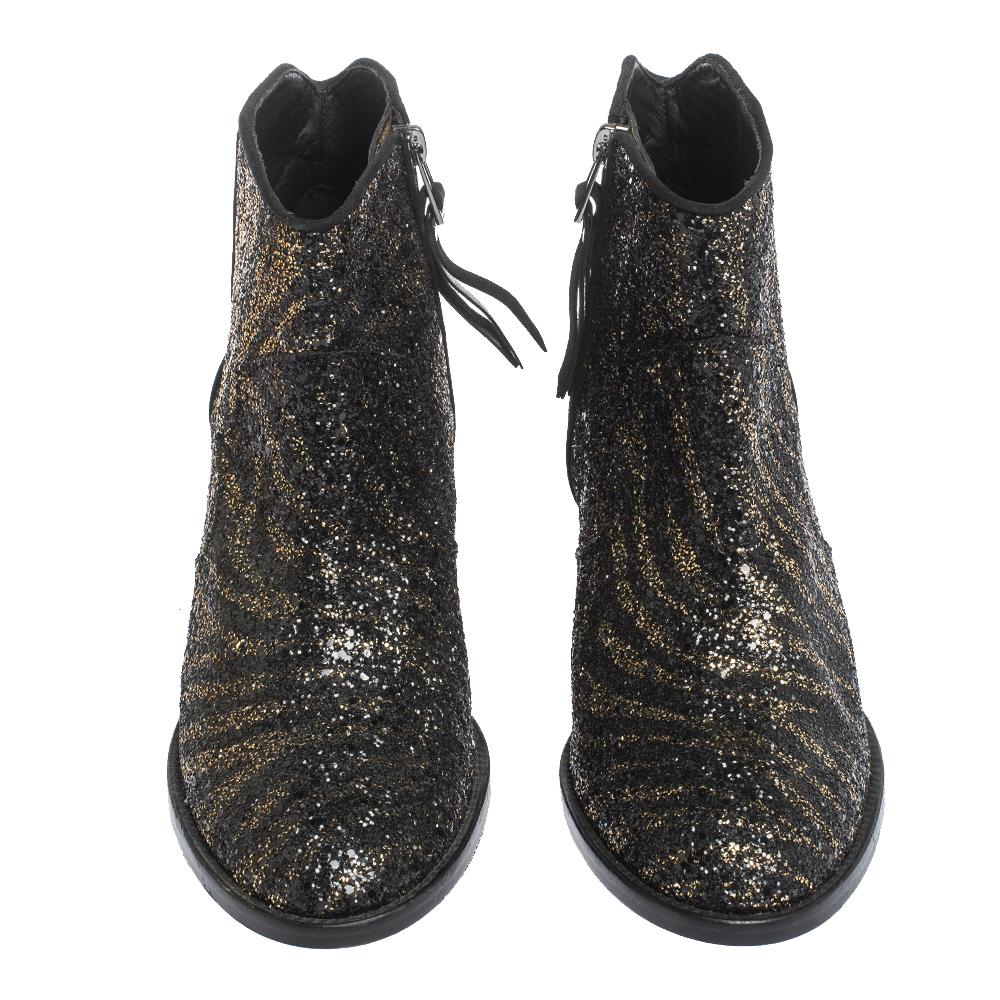 These Molly boots from Zadig & Voltaire are a perfect blend of comfort and style! They are crafted from black and gold glitters with suede trims. They flaunt round toes, side zip closures, comfortable leather-lined insoles and 7 cm block heels. Grab