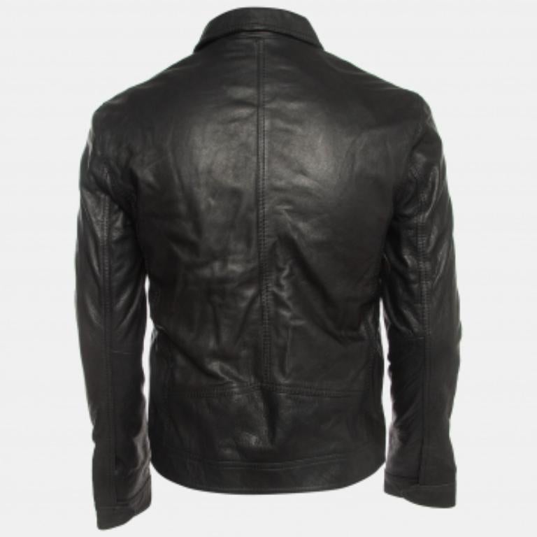 Infusez une dose supplémentaire de style à votre tenue avec cette veste Zadig & Voltaire à la mode. Confectionné en cuir, il présente une coupe classique et une allure élégante.