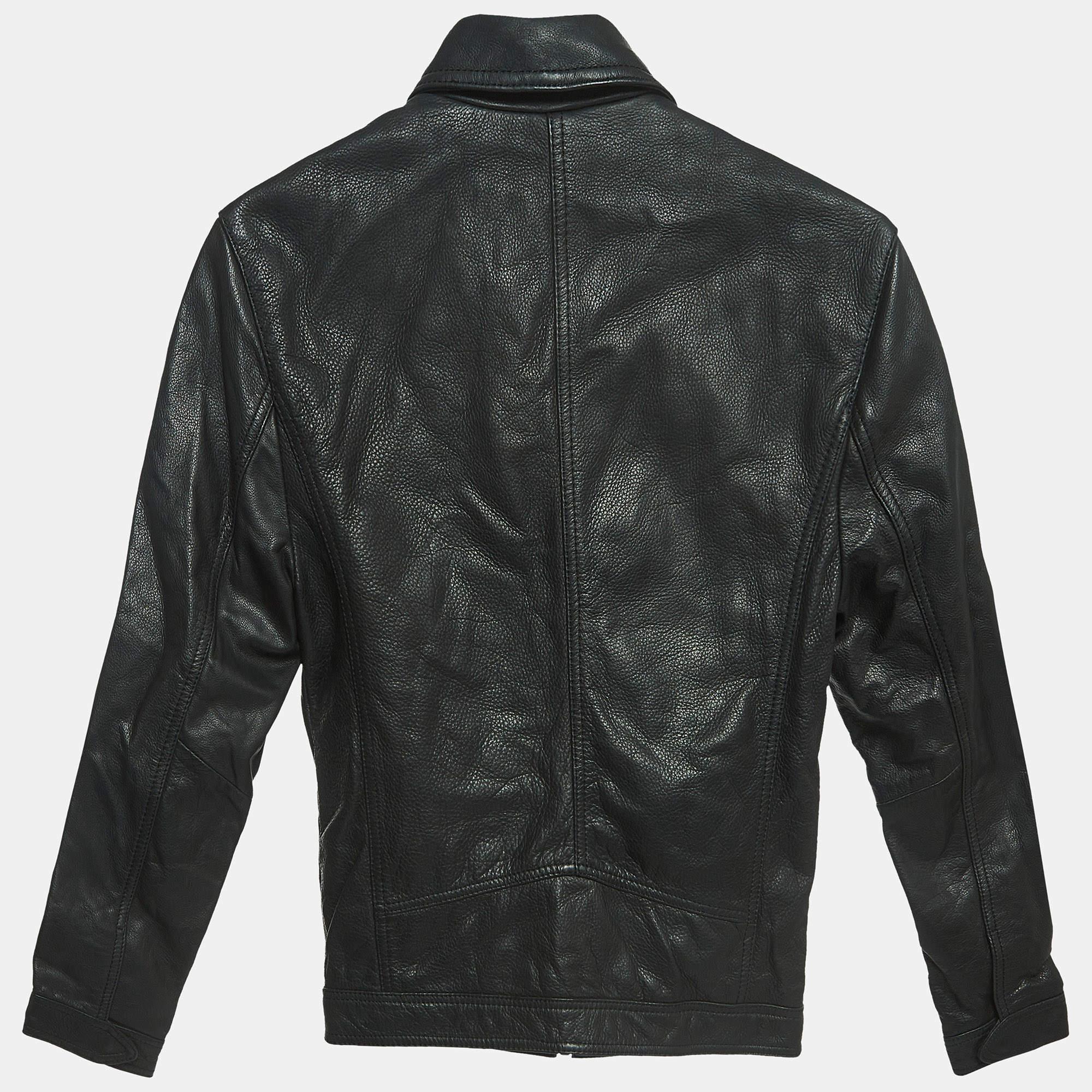 Una silhouette elegante, una vestibilità intelligente e una sartoria perfetta rendono questa giacca da uomo di Zadig & Voltaire una scelta raffinata. È realizzato con materiali di qualità, con chiusura a zip frontale e quattro tasche.
