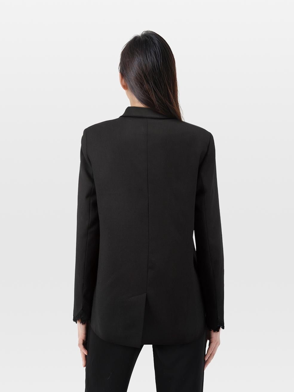 L'ÉTAT est très bon. L'usure minimale du blazer est évidente. Usure minimale sur le devant et les deux manches avec boulochage sur cet article de revente de créateur Zadig & Voltaire.
 
 Détails
 
 
 Noir 
 
 Polyester
 
 Blazer
 
 Ouvert sur le