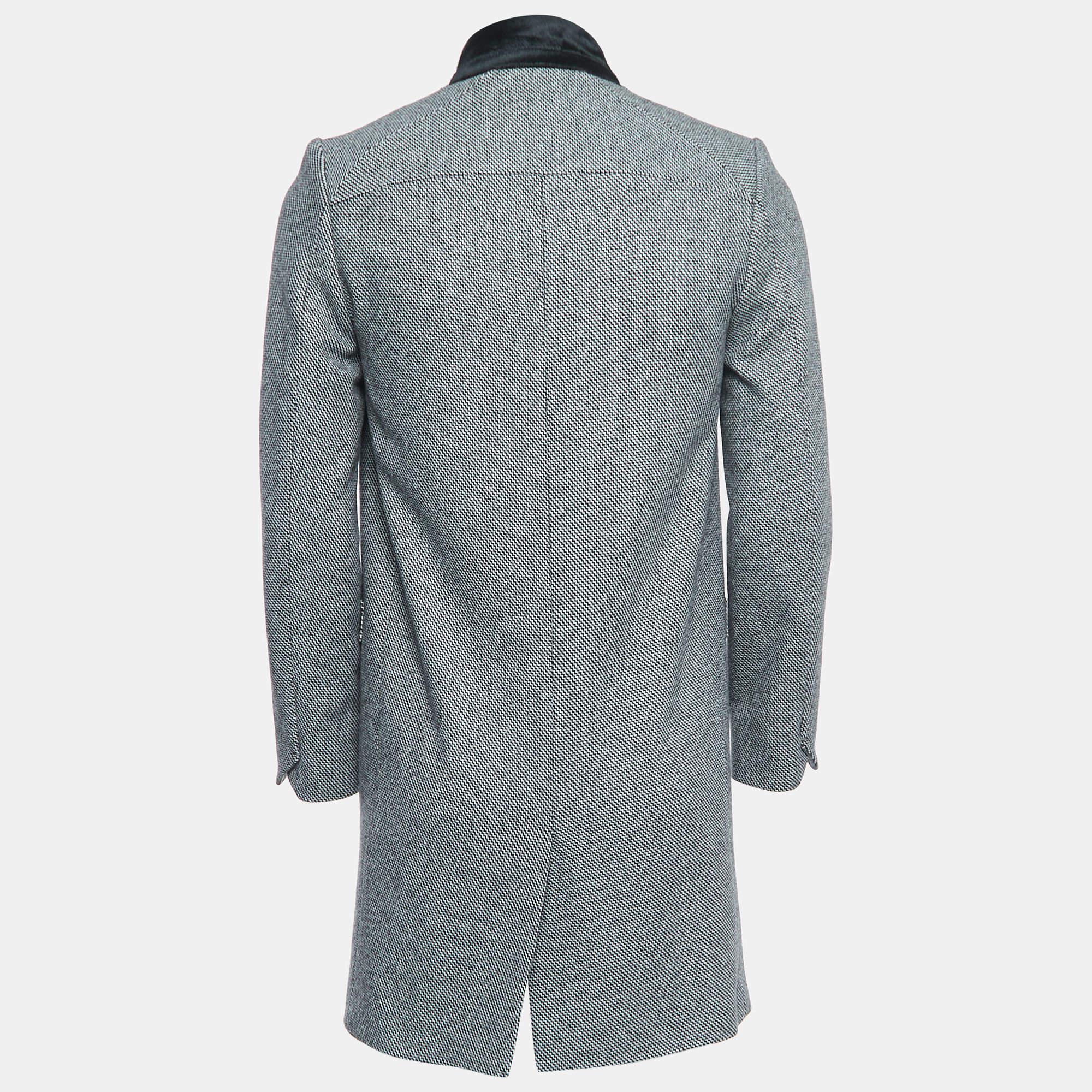 Coats like this one are an amazing accessory to polish your attire. Made from good fabrics and detailed with a noticeable design, this coat ensures your looks are always on point.

