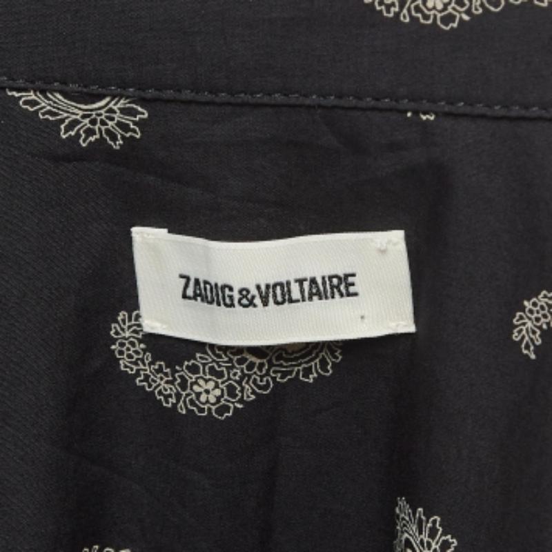 Wie fabelhaft sieht dieses Designerhemd aus! Sie ist aus edlen MATERIALEN gefertigt und hat eine übergroße Silhouette. Kombinieren Sie es mit einer Hose und Loafers für ein cooles Ensemble.
