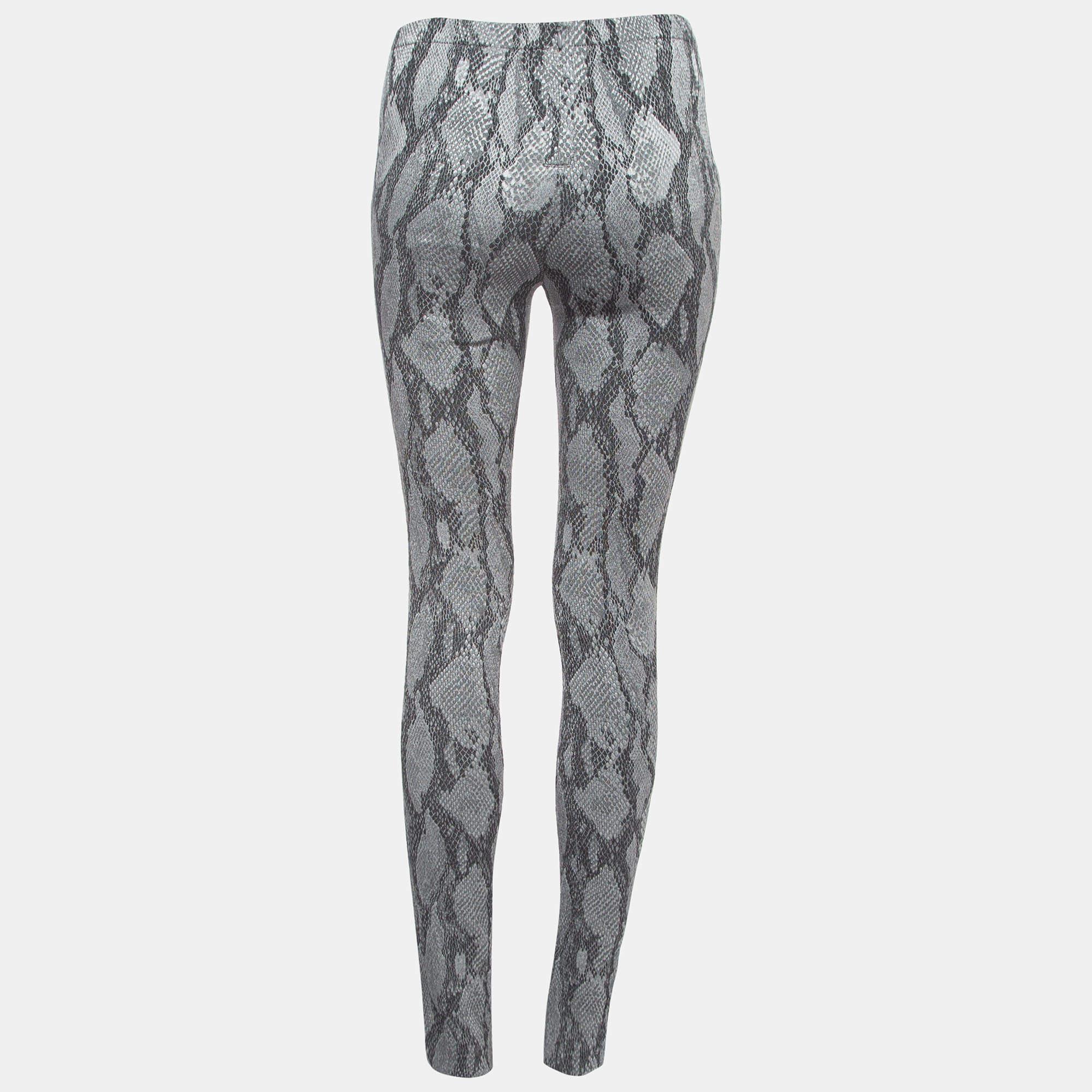 Enhance your casual attire with this pair of leggings. Designed into a superb silhouette and fit, this pair will definitely make you look chic.

