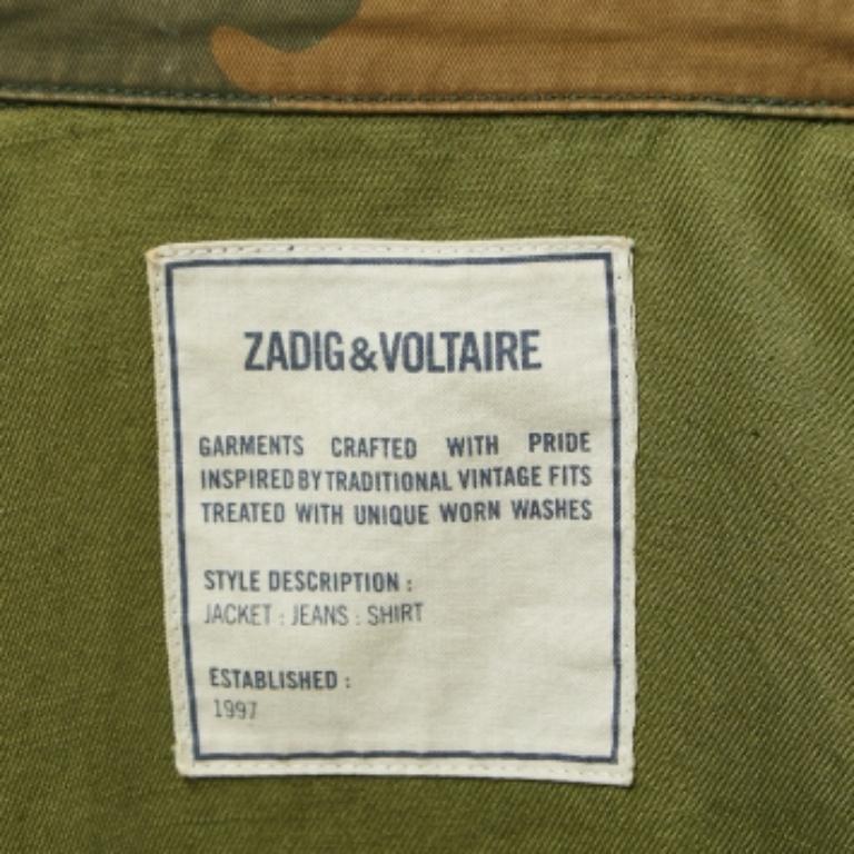 Infondi una dose extra di stile nel tuo abbigliamento con questa giacca di gran moda. Realizzato con materiali di qualità, incarna un'atmosfera contemporanea ed è ricco di caratteristiche funzionali.