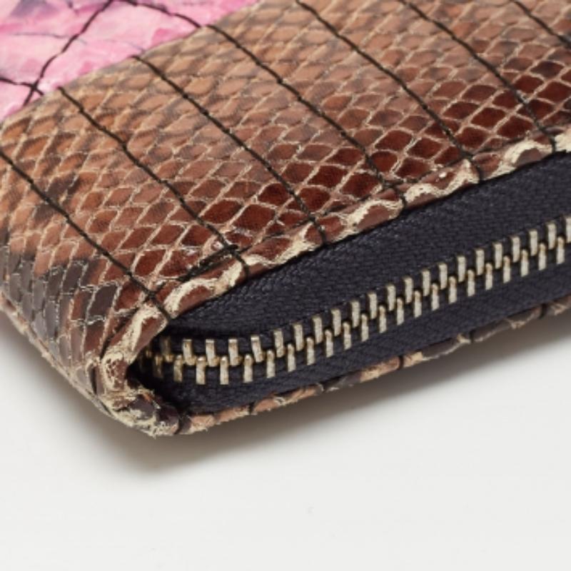 Compacta y elegante, esta cartera se convertirá en su compañera favorita para llevar. Diseñado con materiales de calidad, su interior está dividido en diferentes compartimentos para guardar perfectamente sus tarjetas y dinero en efectivo.