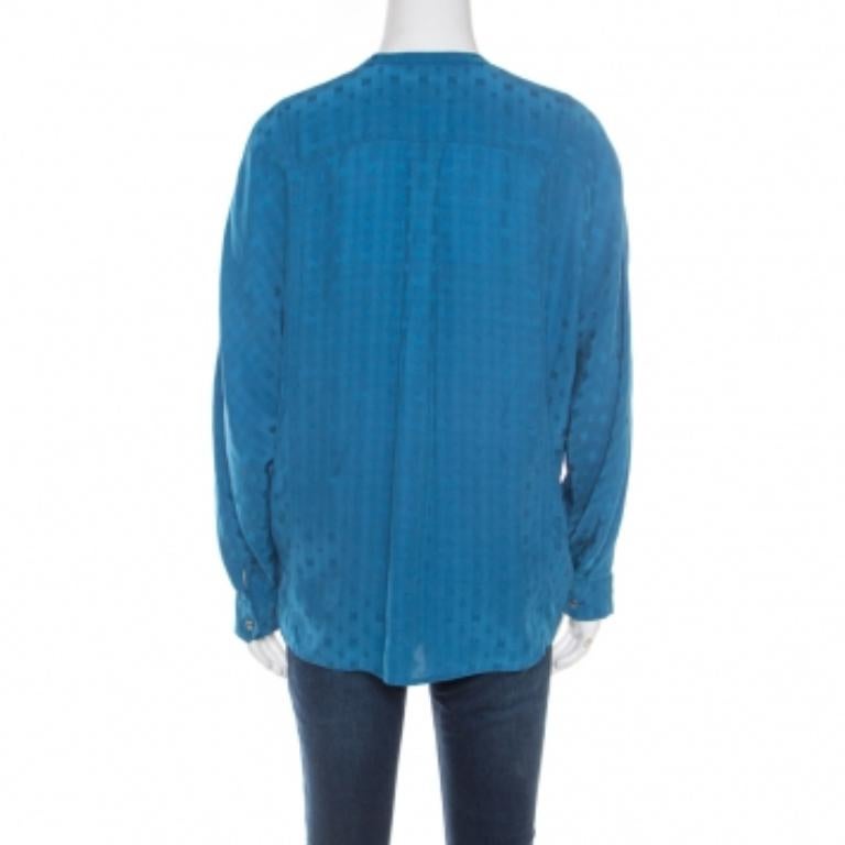 Cette blouse Tine Jac de Zadig & Voltaire est incroyablement élégante ! Cette création bleu prussien est composée à 100 % de soie et présente un ravissant motif jacquard. Il présente un décolleté en V, des fermetures à boutons dissimulés sur le