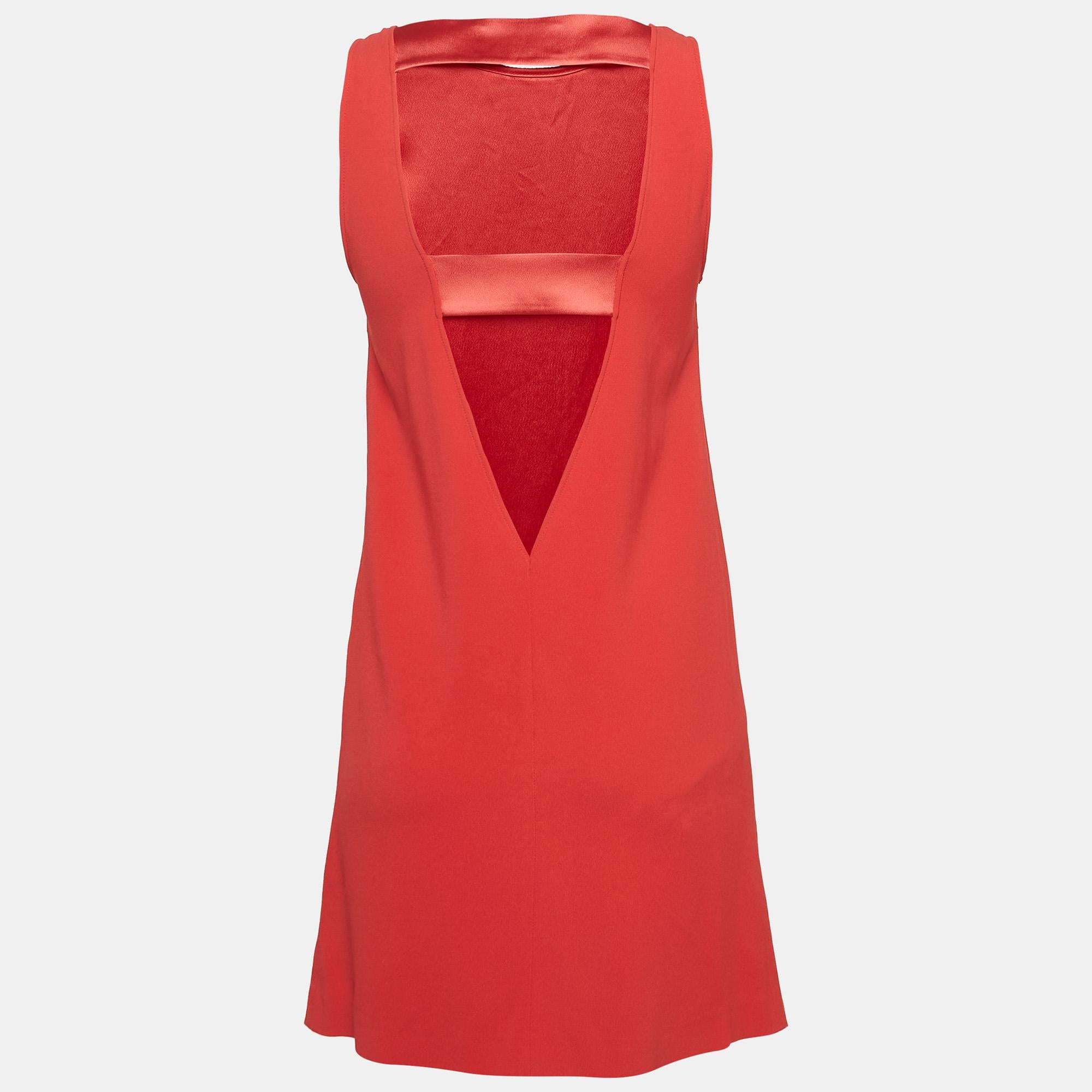 Masterful tailoring and timeless appeal characterize this dress from the house of Zadig & Voltaire. Presented in red, it is nothing but pure charm and is a must-have.