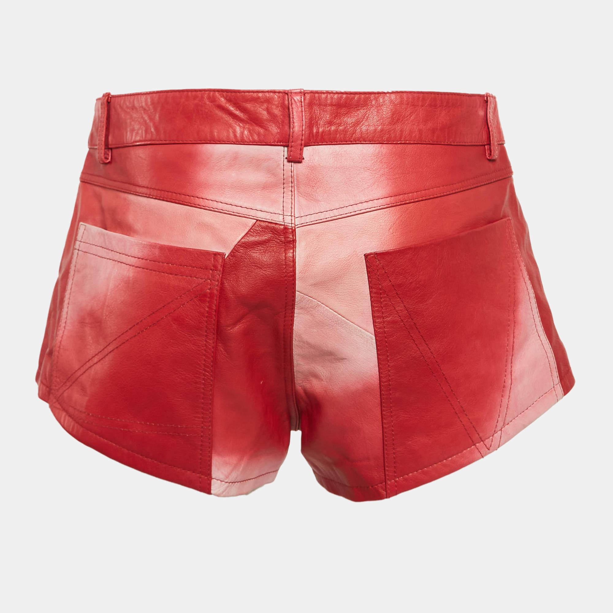 Confectionné en cuir rouge vif, le short à empiècements Saya de Zadig and Voltaire apporte une touche d'audace à toute garde-robe. Détaillé avec des accents de patchwork, ce short apporte une vibration contemporaine mêlant le luxe à un esprit