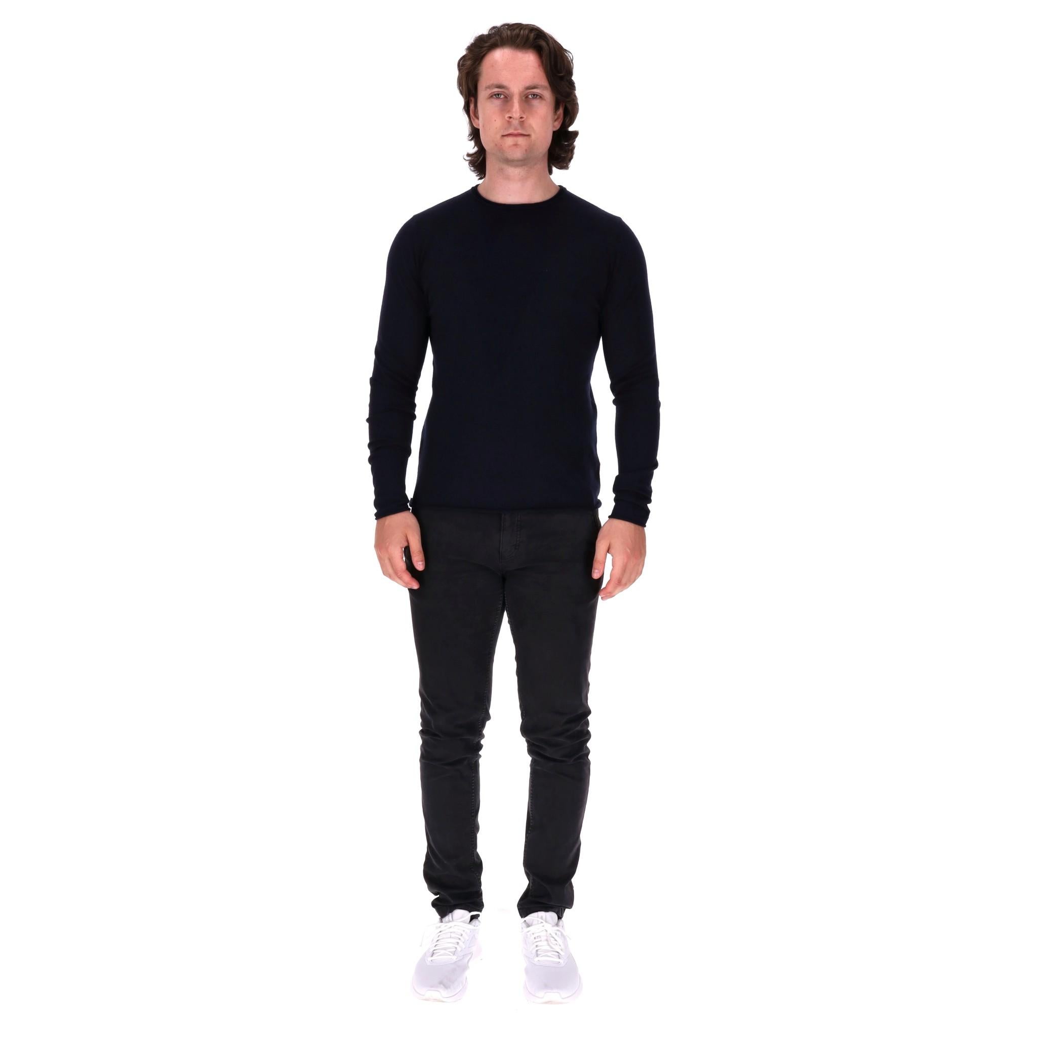 Top in lana con stampa teschio di Zadig & Voltaire

Leggero top navy realizzato in lana merino e disegnato con la stampa Skull del marchio sul retro.

Caratterizzato da scollatura a girocollo, silhouette aderente e maniche lunghe. Prezzo di listino