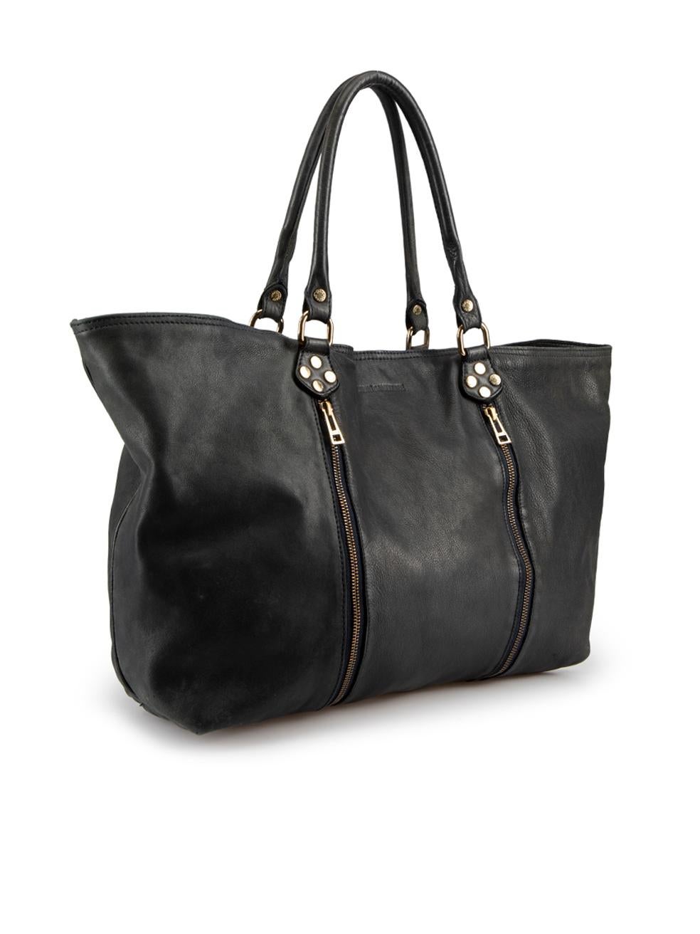 L'ÉTAT est bon. Une légère usure du sac est évidente. Légère usure sur le devant et le dos avec des éraflures sur le cuir et des taches sur la quincaillerie de cet article de revente d'occasion de Zadig & Voltaire.



Détails


Noir

Cuir

Grand sac