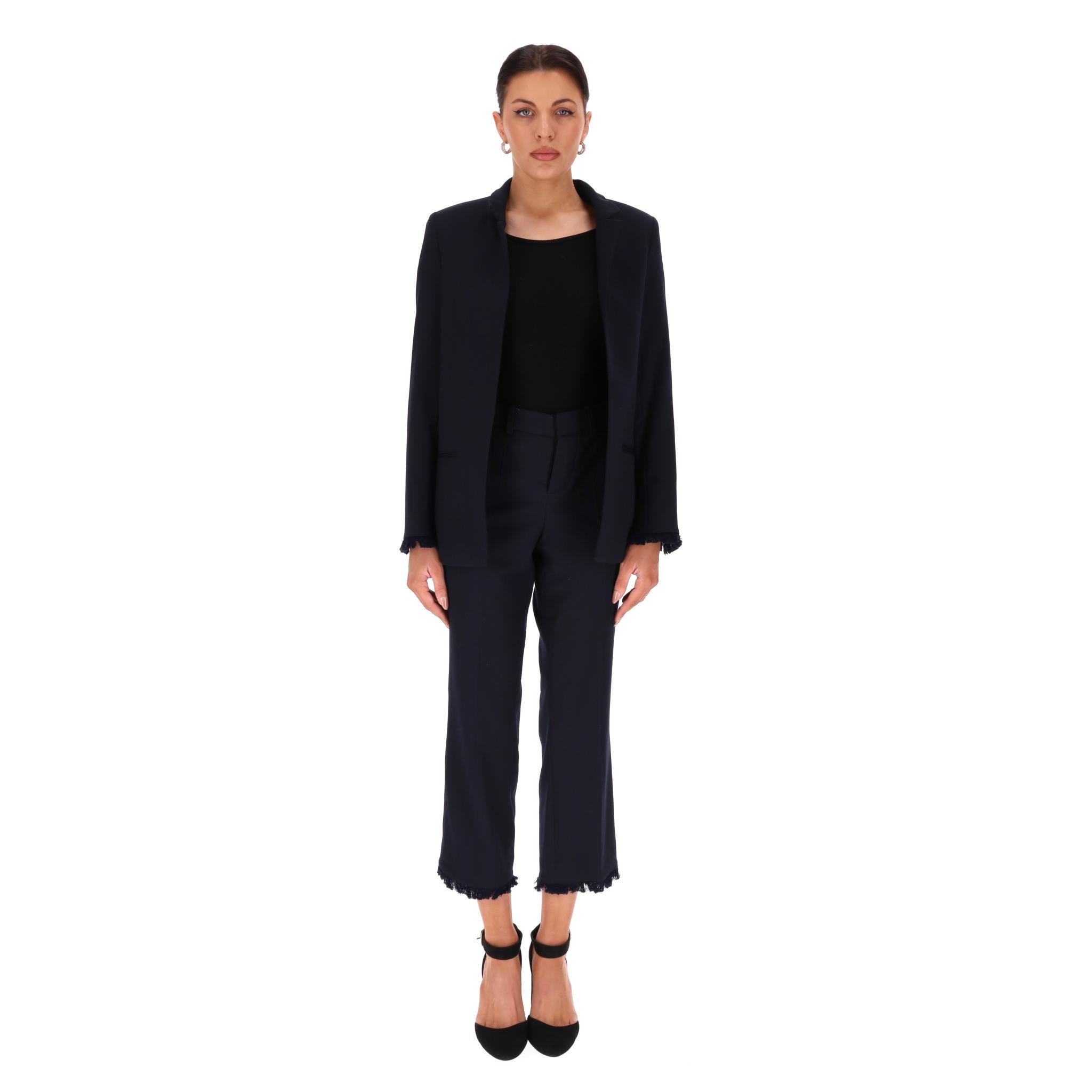 Abito giacca e pantaloni in misto lana Zadig & Voltaire

Abito nero in misto lana con polsini rifiniti con frange.

Giacca monopetto con collo a revers e tasche anteriori a scomparsa.

Pantaloni a vita alta con gamba dritta e tagliata.

Prezzo di