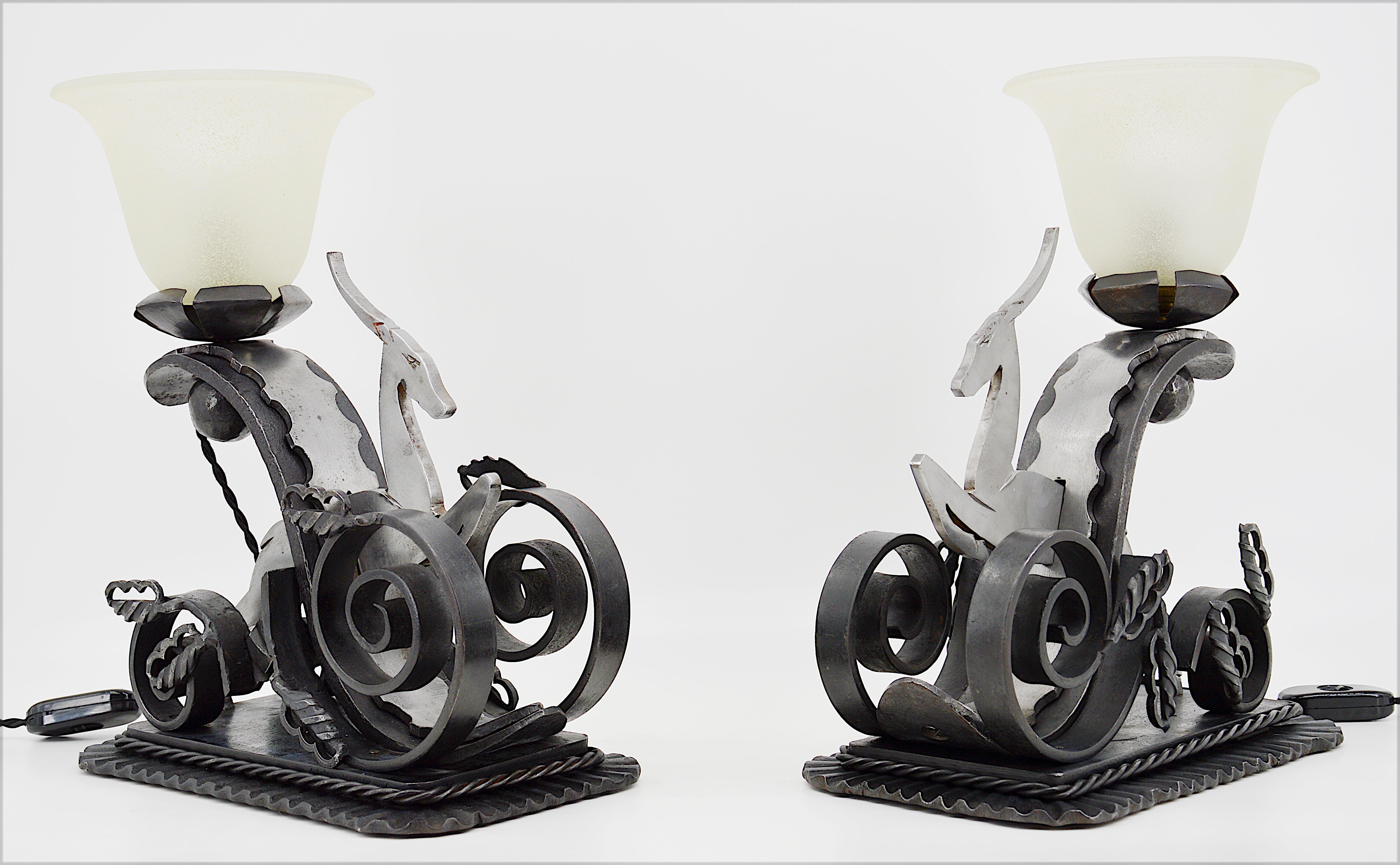 Début du 20ème siècle Zadounaisky Paire de lampes antilope en fer forgé Art Déco 1920 en vente