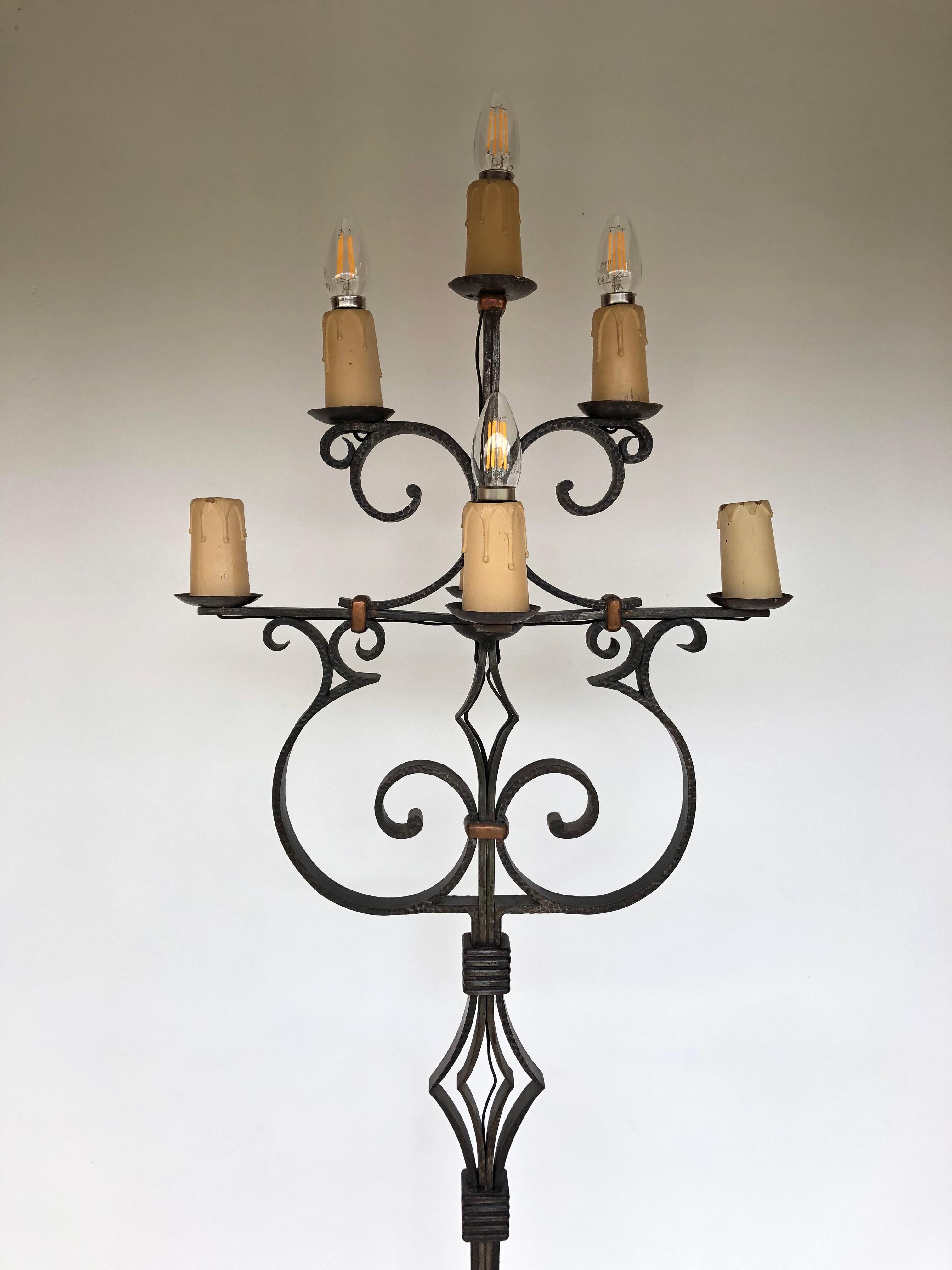 Zadounaisky Art Deco floor lamp

Floor lamp circa 1930 in wrought iron with 7 branches and 7 LED bulbs. Finely hammered, electrified. In perfect condition.
Total height: 171 cm
Base: 44cm x 44cm
Length: 48cm
Width: 27cm
Weight: 20 Kg

you