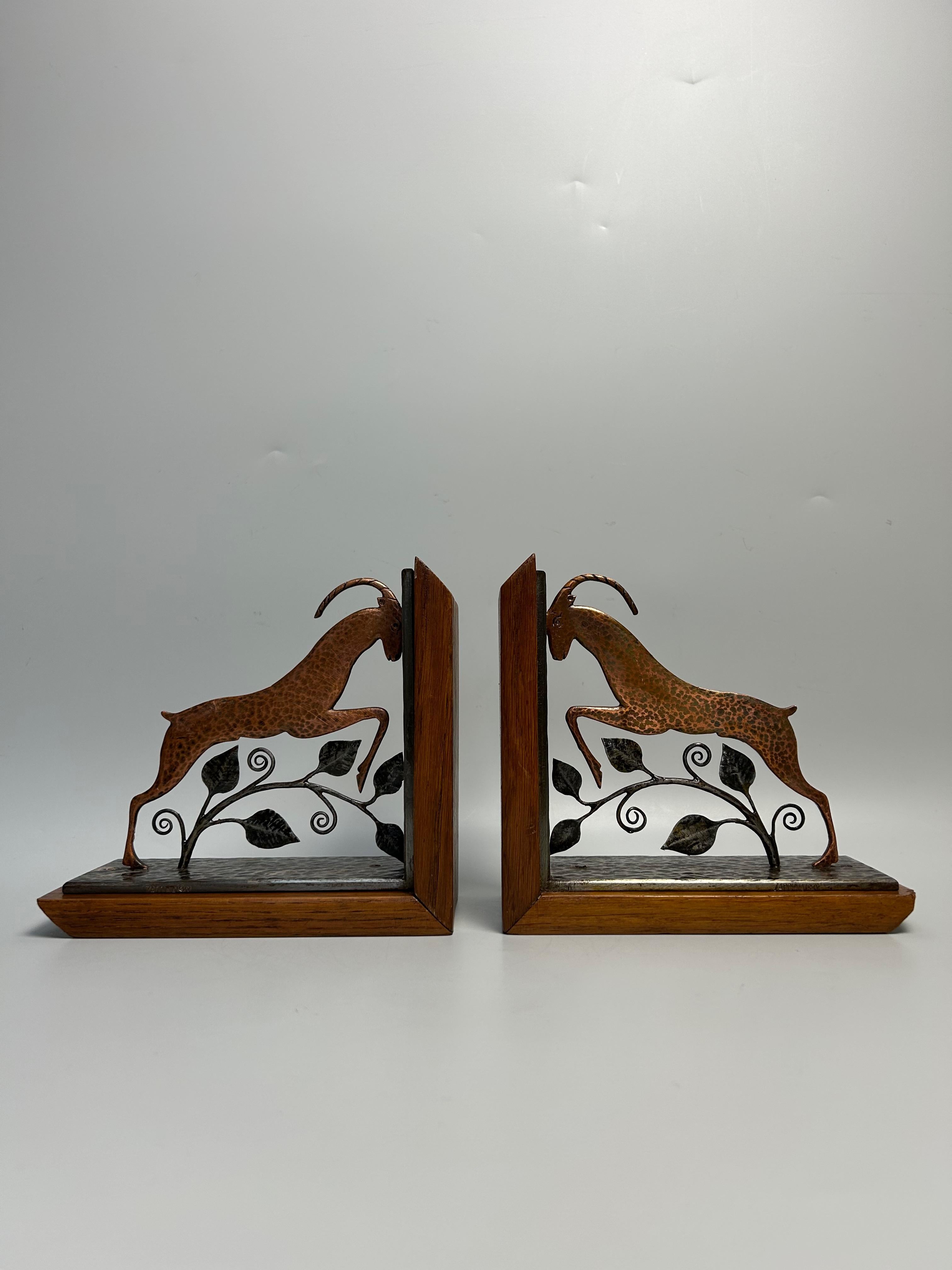 Pair of art deco bookends circa 1930.
Antelope model in wrought iron, copper and wood.
Stamped Zadouniasky.
In perfect condition.

Total height: 16 cm
Width: 8 cm
Length: 17.5 cm
Weight: 2.1 Kg

Born in Odessa in 1903, Michel Zadounaisky came from a