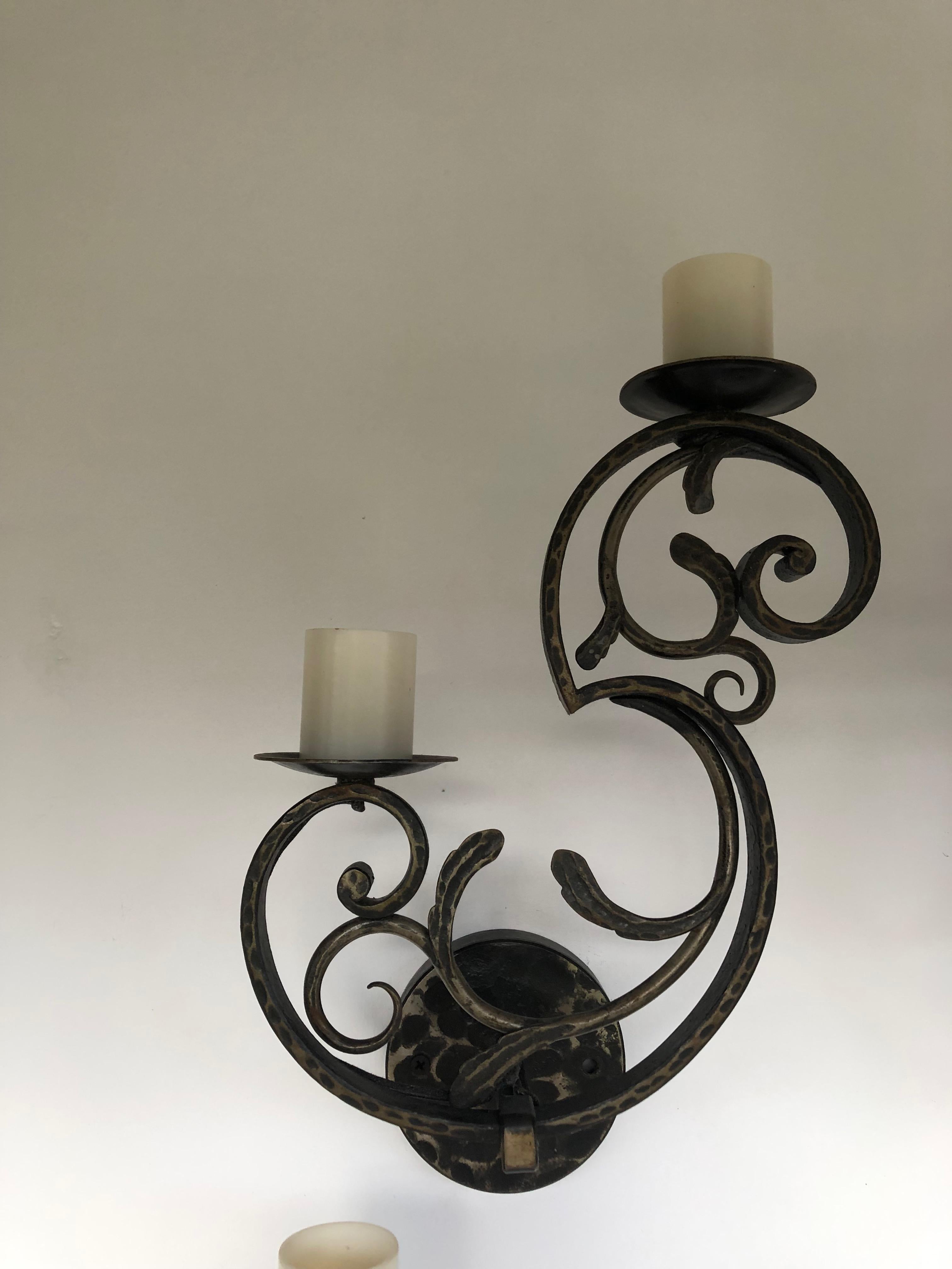 Zadounaïsky Suite of 4 Art Deco Wall Lights 

Elegant Art Deco sconces, circa 1930, in wrought iron.
Electrified and in perfect condition. Mounted with lampshade clipped on the bulb.
The 4 sconces are stamped Zadounaisky

Height : 33 cm
Width : 22
