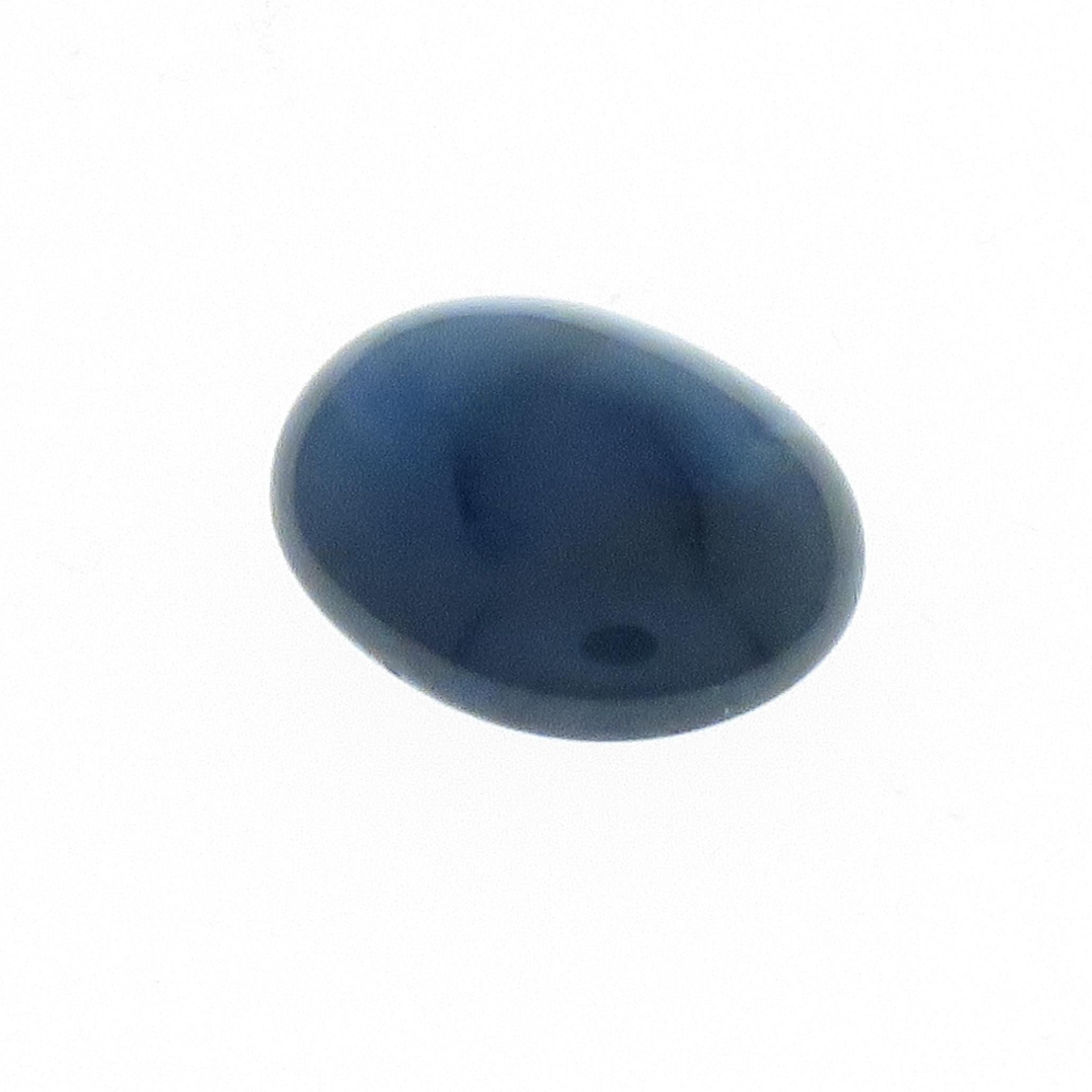 Zaffiro blu taglio cabochon biconvesso ovale di 10.12 carati, non trattato non riscaldato Blu scuro trasparente.
Certificato gemmologico 