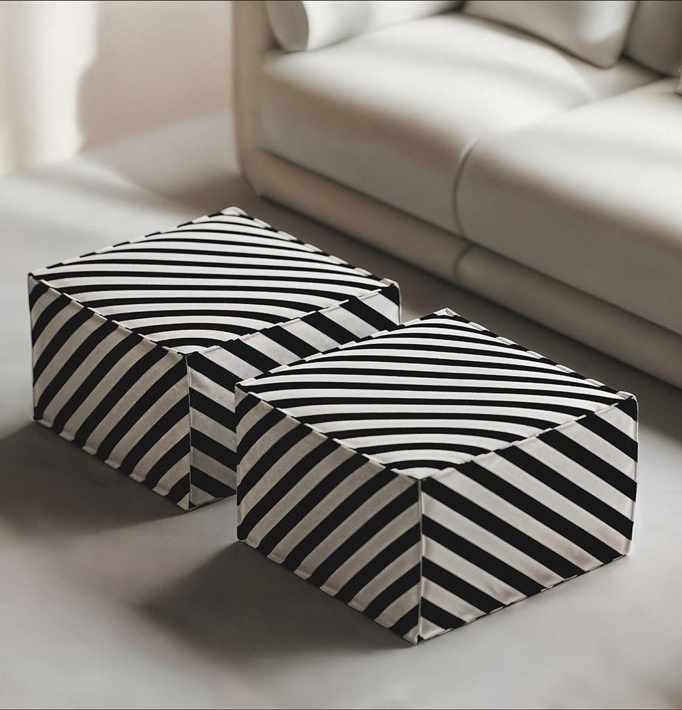 Con la sua struttura geometrica e le sue proporzioni compatte, il Pouf Zag incarna l'approccio al design contemporaneo e scultoreo di Hermhaus. Nonostante la sua forma minimale, si erge con forza silenziosa aggiungendo una presenza raffinata e