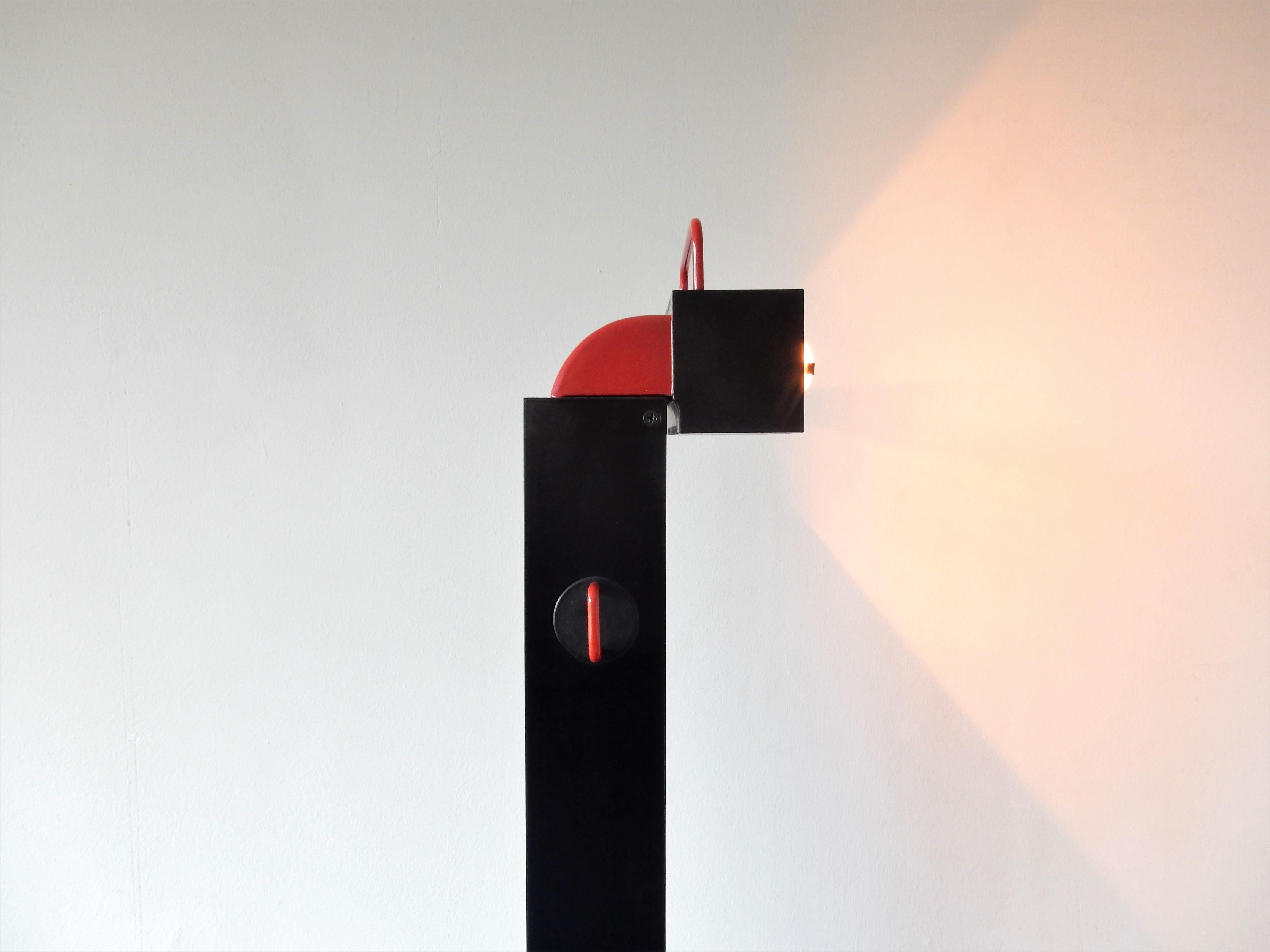 This hologenous floor lamp, model Zagar, was designed by Sergio Carpani for Stilnovo in 1980. The top of the lamp can be adjusted and it has a built- in switch on the side, at the top. This lamp is in a very good condition with minor signs of age