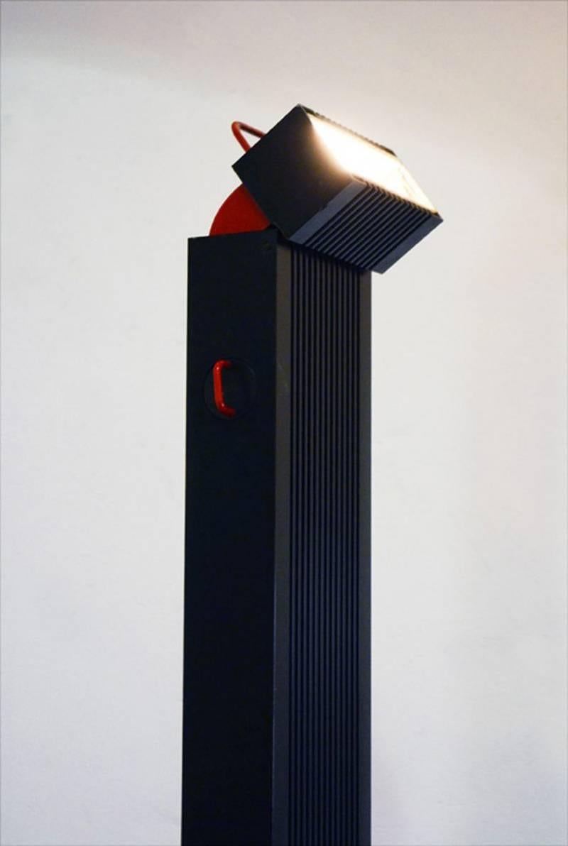 Fin du 20e siècle Lampadaire « Zagar » Silvio Carpani par Stilnovo, design italien des années 1970, rouge et noir en vente