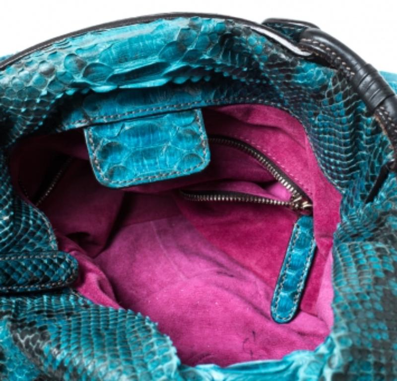 Balancez-vous et virevoltez à chaque enjambée et laissez votre public s'extasier devant la beauté de cette création de Zagliani. Nous avons rarement l'occasion de voir un sac aussi magnifique que celui-ci. Toutes ses caractéristiques sont