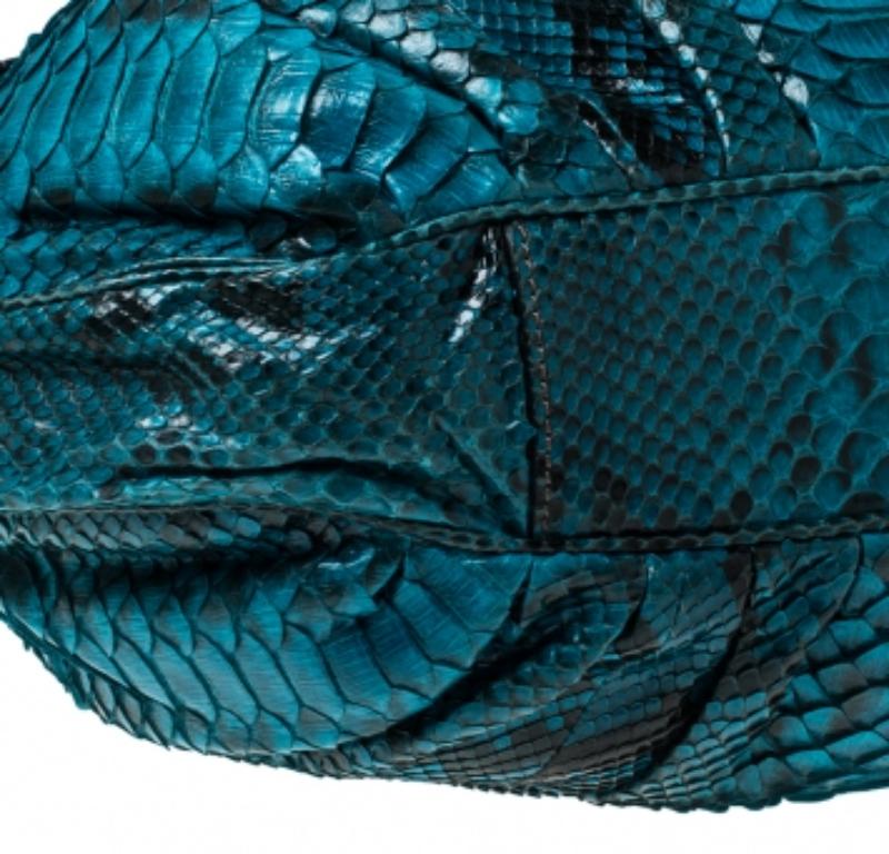 Bleu Zagliani Hobo en cuir de python bleu en vente