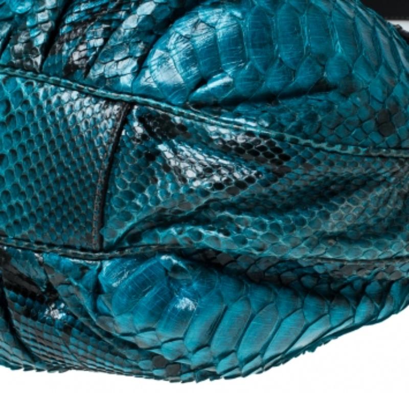 Zagliani Hobo en cuir de python bleu Bon état - En vente à Dubai, Al Qouz 2