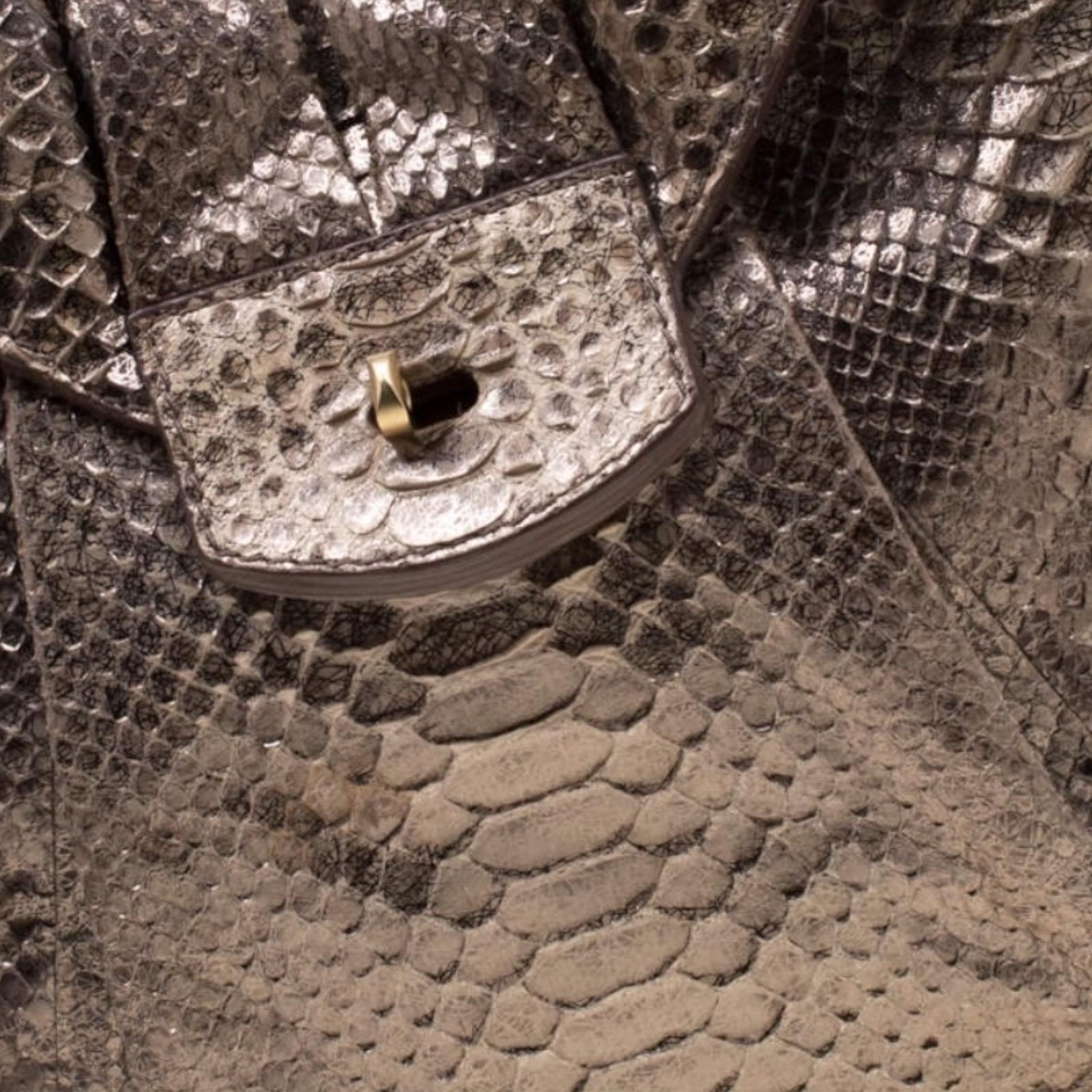 Zagliani Borsa a tracolla in pelle di serpente esotica con tracolla a catena in vendita 3