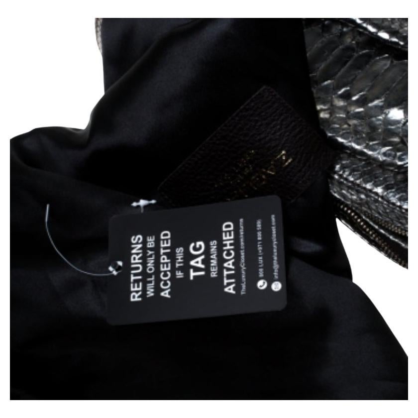 Balancez-vous et virevoltez à chaque enjambée et laissez votre public s'extasier devant la beauté de cette création de Zagliani. Nous avons rarement l'occasion de voir un sac aussi magnifique que celui-ci. Toutes ses caractéristiques sont