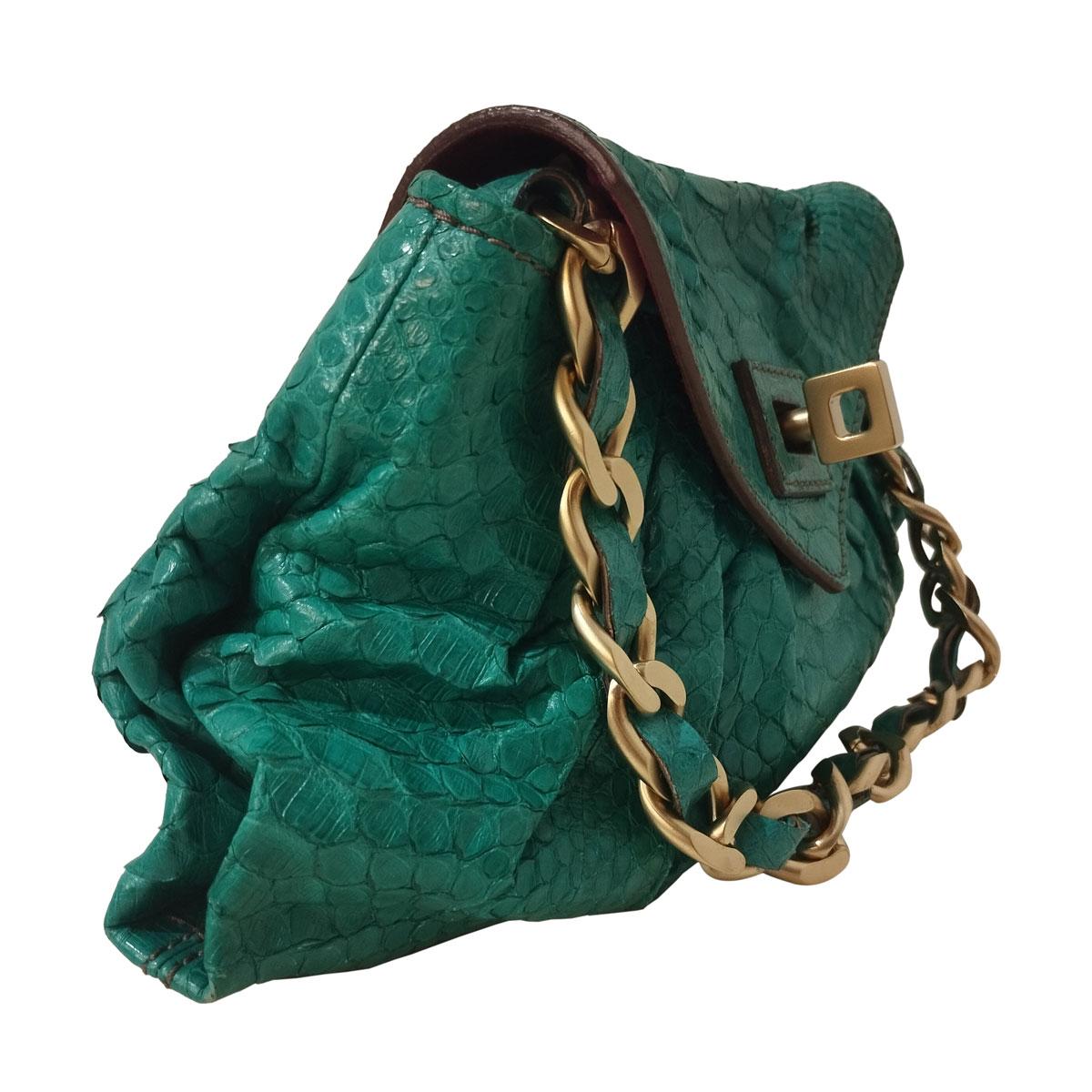 Espléndida pochette de Zagliani Italia
Pitón real
Color verde aguamarina
Cadena de metal dorado
Interior de ante ciclamen
Bolsillo interior
Cm 32 x 17 (12,5 x 6,69 pulgadas)
Envío urgente incluido en el precio
