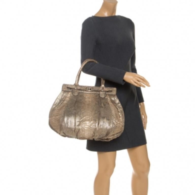 Balancez-vous et virevoltez à chaque enjambée et laissez votre public s'extasier devant la beauté de cette création de Zagliani. Nous avons rarement l'occasion de voir un sac aussi magnifique que celui-ci. Toutes ses caractéristiques sont