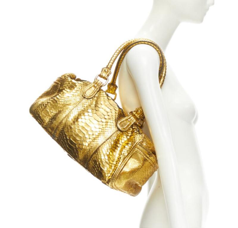 ZAGLIANI bolso duffel boston de cuero escamado dorado metalizado con asa superior
Referencia: ANWU/A00932
Marca: Zagliani
Material: Piel
Color: Dorado
Patrón: Sólido
Cierre: cremallera
Forro:  Piel
Detalles adicionales: Herrajes dorados. Asa de