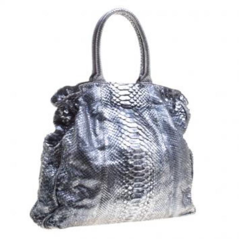 Mit dieser umwerfenden Tasche von Zagliani ziehen Sie die Blicke aller Passanten auf sich. Diese Tasche bietet einen geräumigen Innenraum, in dem Sie alles Notwendige unterbringen können. Die Außenseite der Tasche ist aus exotischer Haut mit