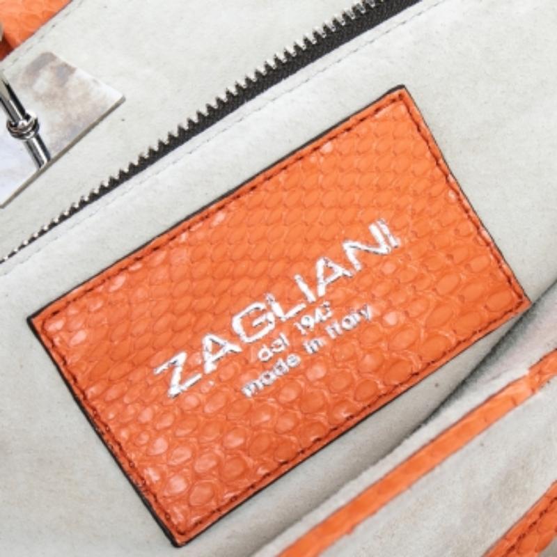 Donna Zagliani, la borsa a soffietto in pelle di pitone arancione