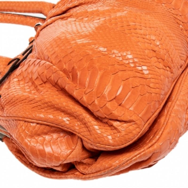 Zagliani, la borsa a soffietto in pelle di pitone arancione 3