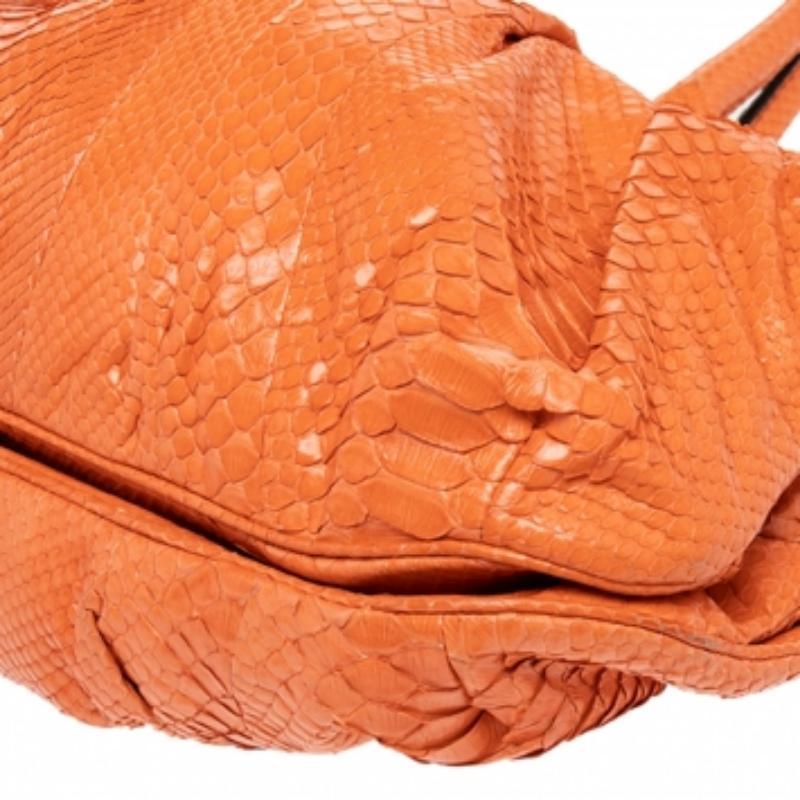 Zagliani, la borsa a soffietto in pelle di pitone arancione 4