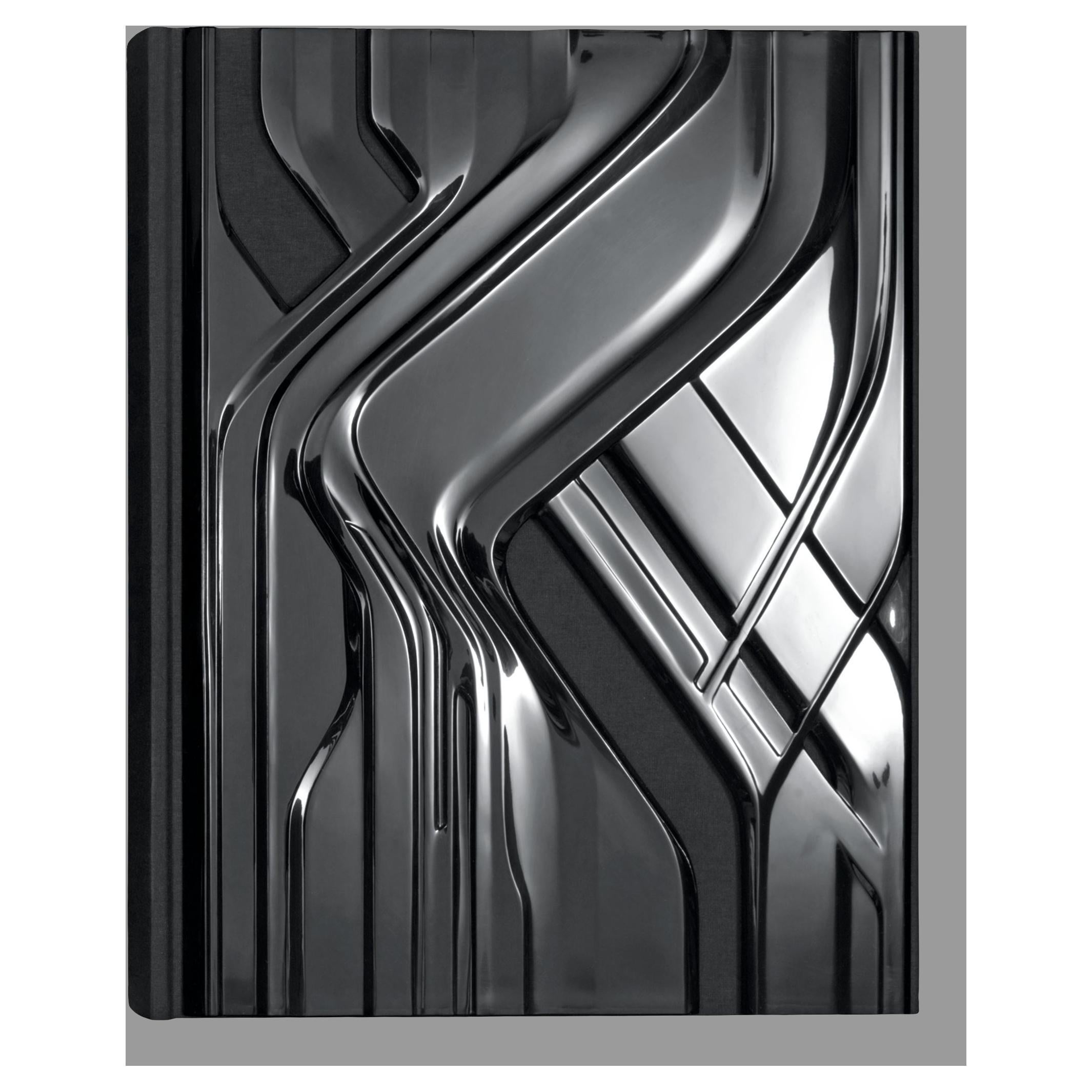 L'édition artistique Zaha Hadid est présentée dans un coffret à clapet et signée par l'architecte, avec une couverture acrylique noire sur mesure, conçue par Zaha Hadid et inspirée par le musée MAXXI de Rome. La monographie retrace le développement