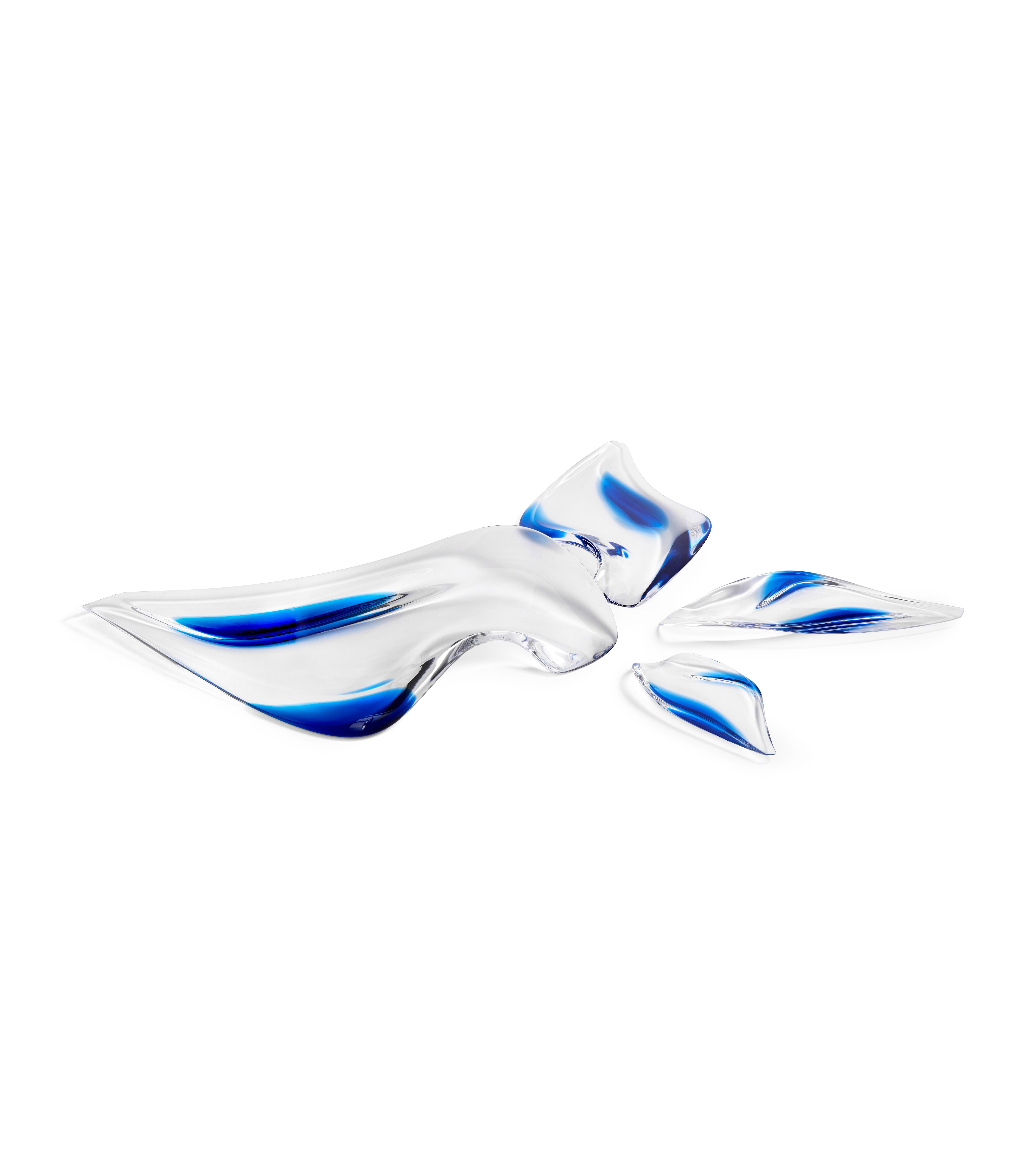 Ispirato all'onda ondulata del centro acquatico delle Olimpiadi di Londra 2012, il piatto Aqua trasmette i ritmi fluidi dell'acqua in movimento. Il peso del piatto è distribuito su tre punti curvilinei che fanno atterrare delicatamente il piatto su