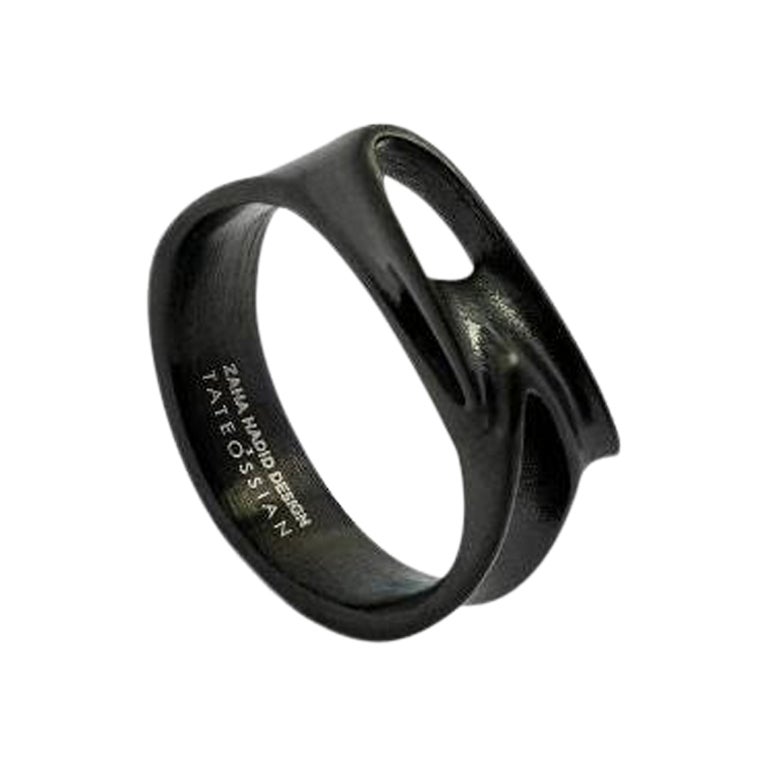 ZAHA HADID DESIGN Anillo Tyne de acero inoxidable IP negro Talla L