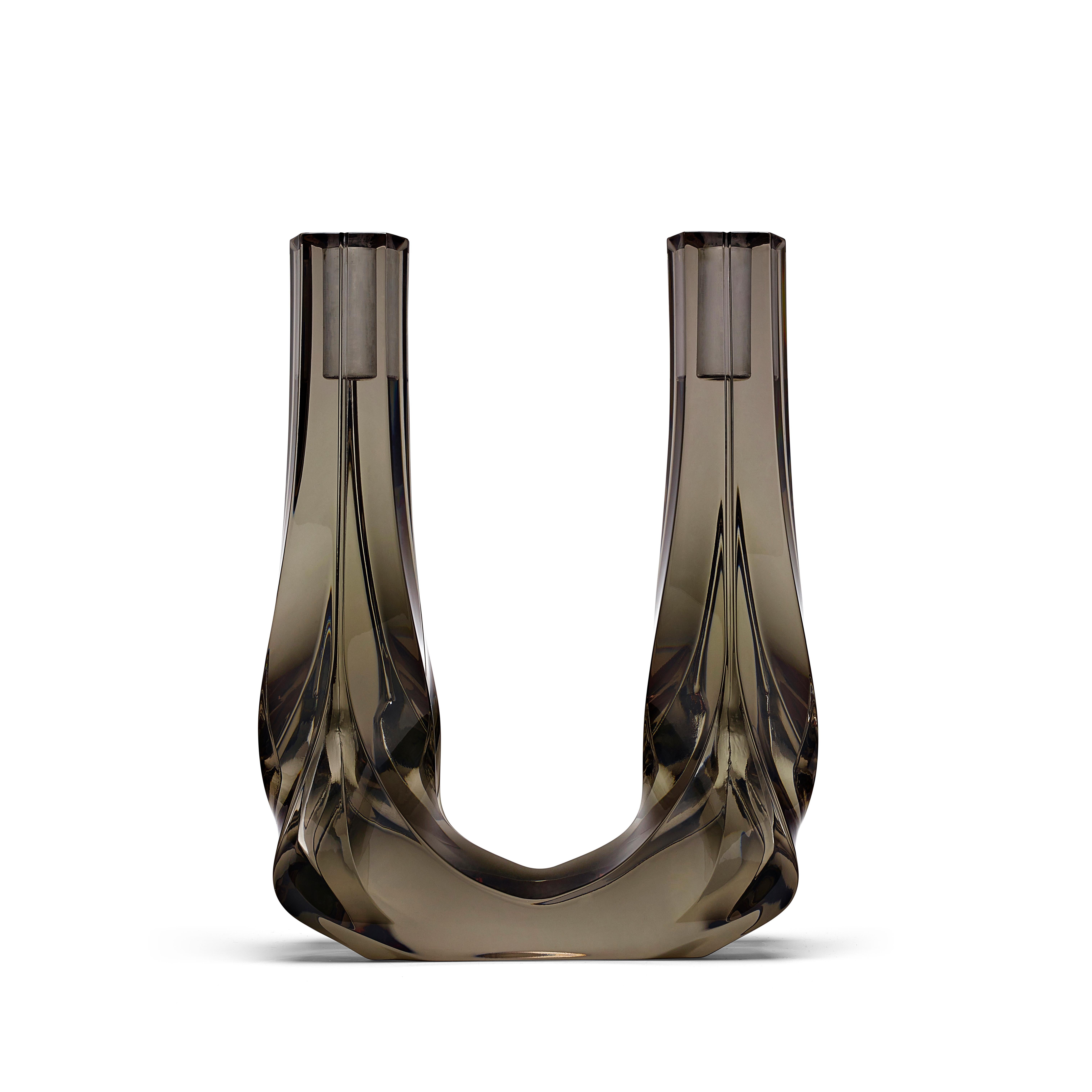 La conoscenza e l'esperienza di Zaha Hadid nel lavorare con tecniche geometriche complesse funge da catalizzatore dell'ispirazione per il Candelabro a treccia.
Composta da quattro petali che articolano la loro composizione e funzionalità, la