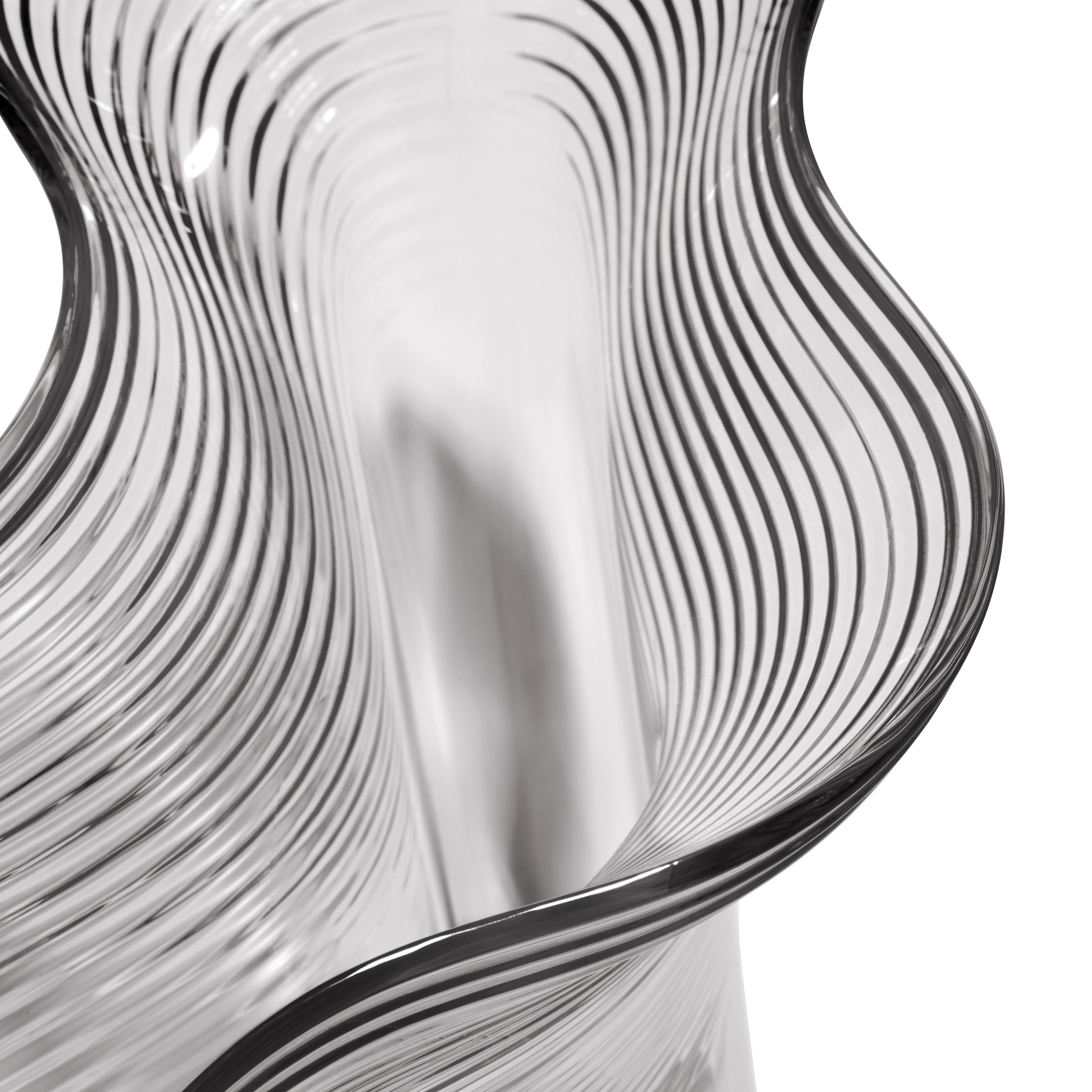 Inspiriert von zellularen Strukturen und den kreativen Möglichkeiten von Acryl als zeitgenössischem Material, sind die drei Gefäße der limitierten Serie so konzipiert, dass sie vielseitig einsetzbar sind. Von oben betrachtet, scheinen die drei Teile