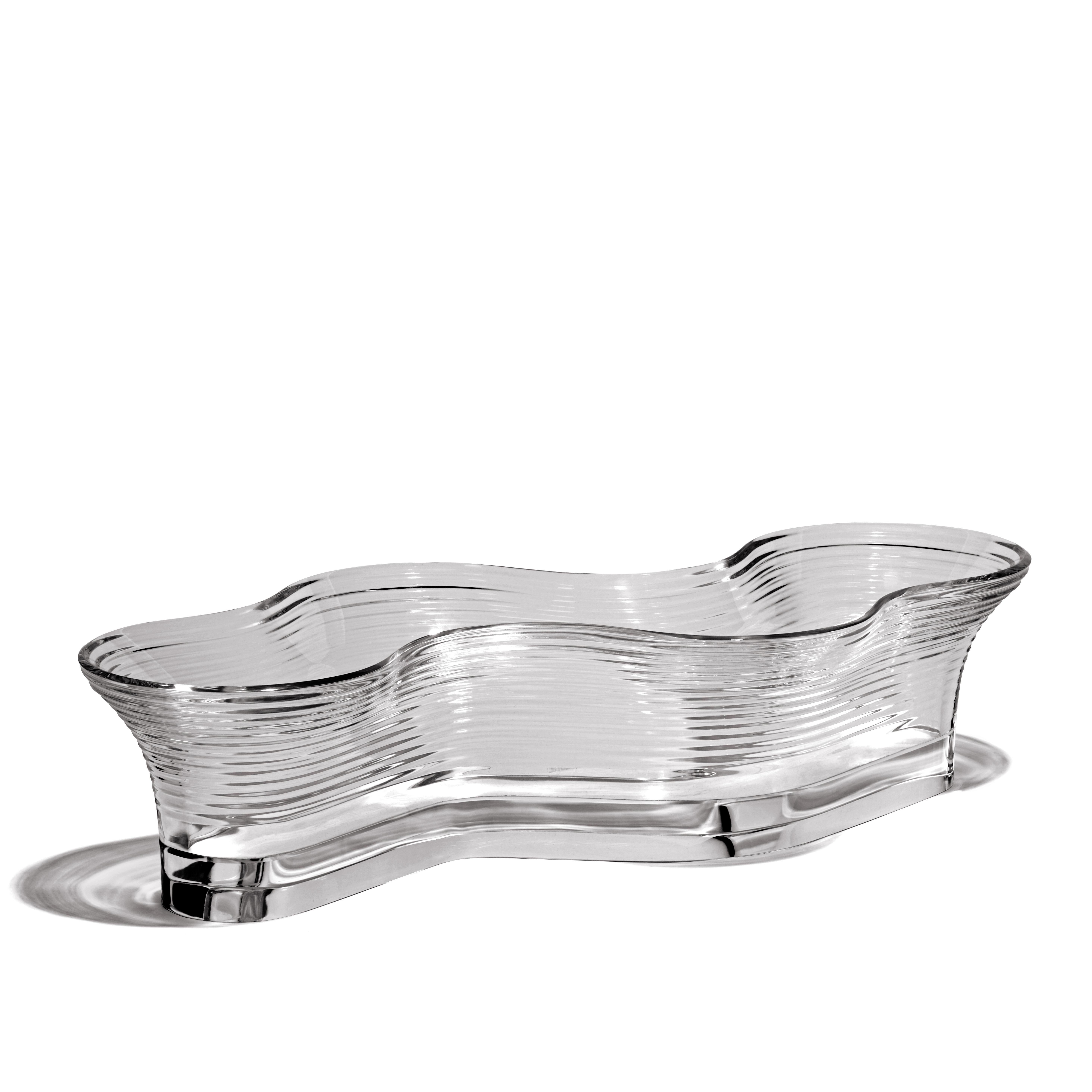 Ispirati alle strutture cellulari e alle possibilità creative dell'acrilico come materiale contemporaneo, i tre vasi della gamma in edizione limitata sono progettati per essere versatili. Dall'alto, i tre pezzi sembrano combinarsi in maniera