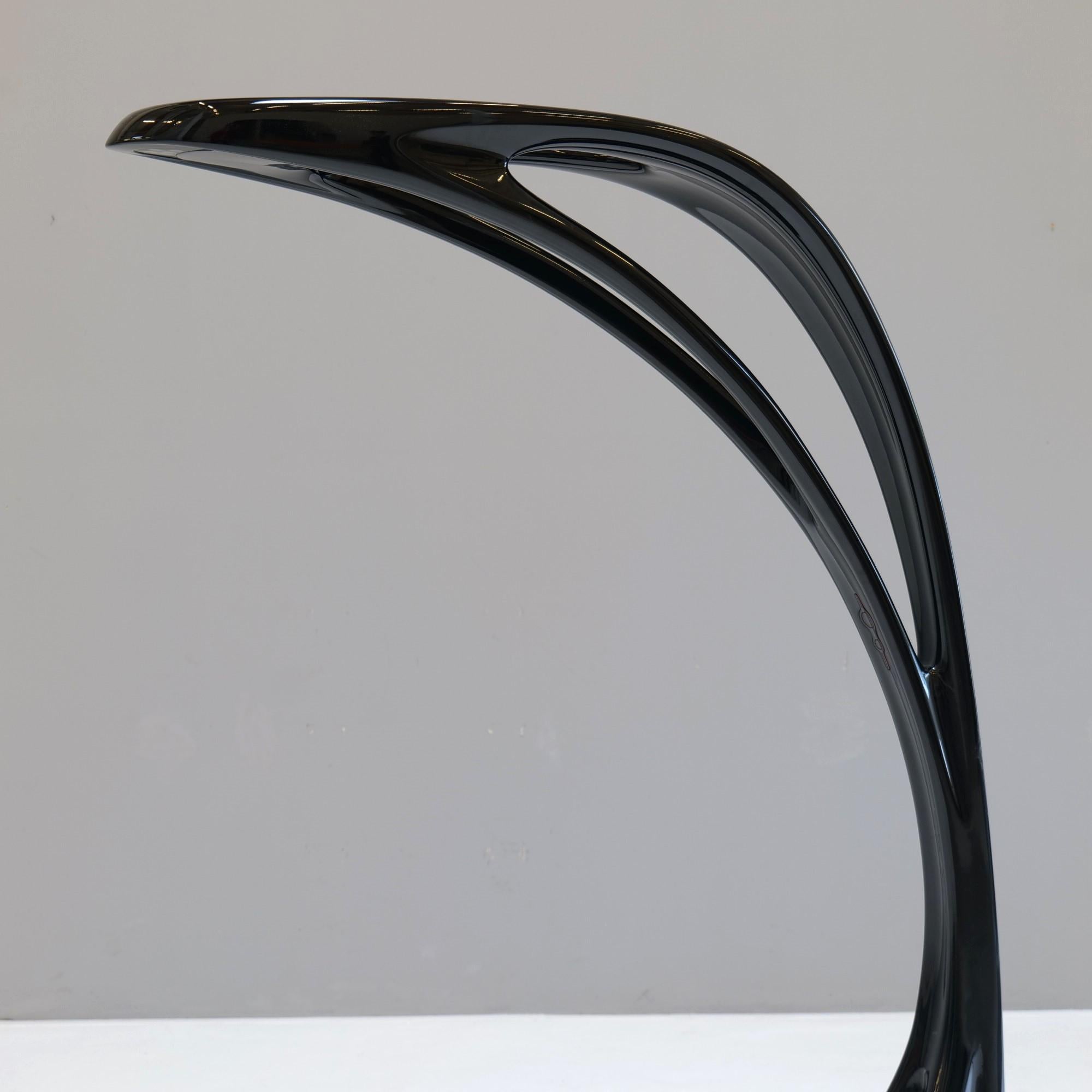 Lampada da terra scultorea di Zaha Hadid in poliuretano lucido.
Ha un'illuminazione LED diretta verso il basso e un'illuminazione alogena indiretta verso l'alto.
Si controlla tramite due dimmer a sfioramento separati sul corpo della lampada.

La