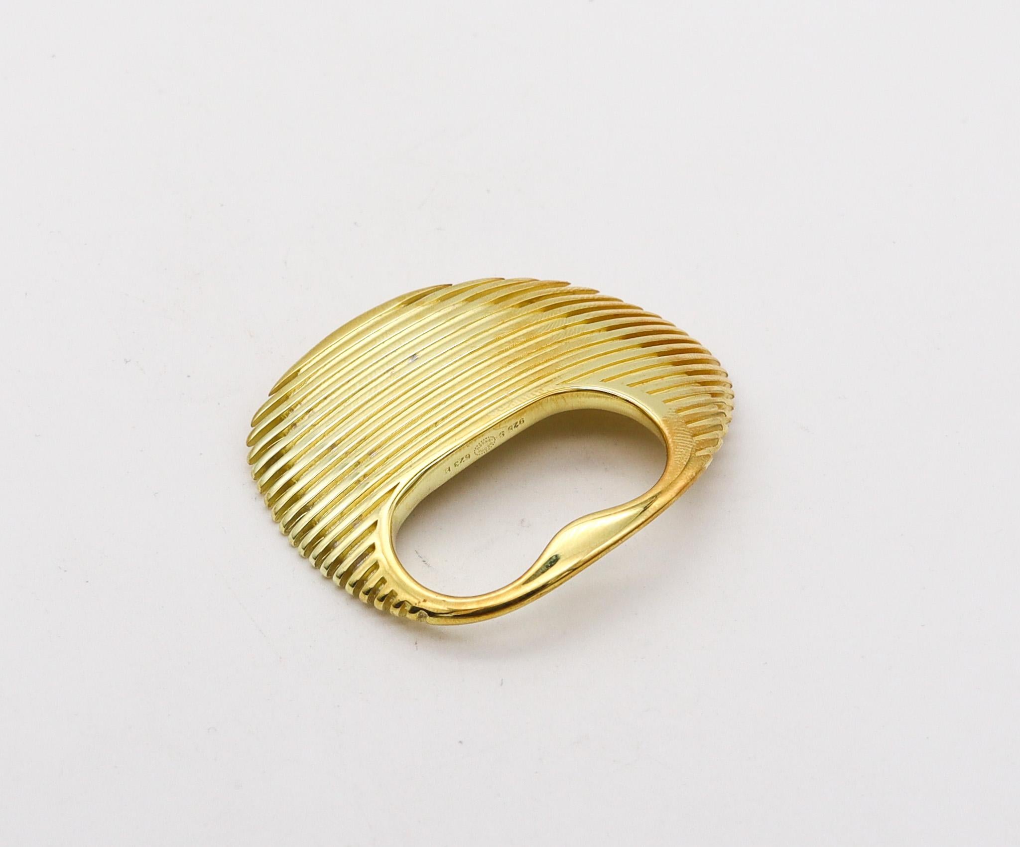 Ring Lamellae, entworfen von Zaha Hadid (1950-2016) für Georg Jensen.

Dieser skulpturale Ring mit zwei Fingern ist Teil der Lamellae-Kollektion, die von der berühmten, im Irak geborenen britischen Architektin Zaha Hadid exklusiv für Georg Jensen