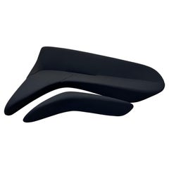 Divano e poggiapiedi del sistema Moon di Zaha Hadid per B&b Itália.