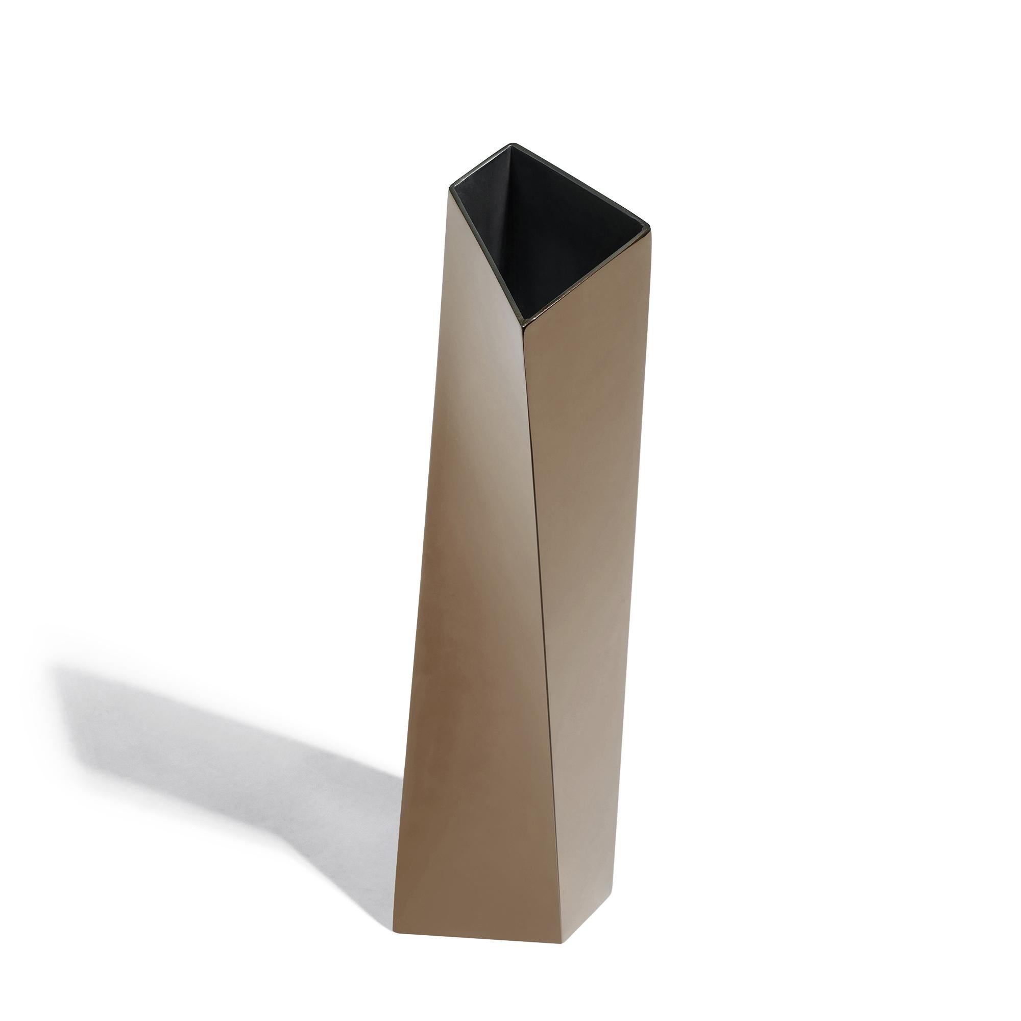 Crevasse Vase - vaso in acciaio inossidabile lucidato che si torce verticalmente in un'apertura quadrilatera irregolare - la collaborazione Zaha Hadid x Alessi è disponibile in esclusiva con ZHD in edizione numerata in 4 varianti di colore uniche.