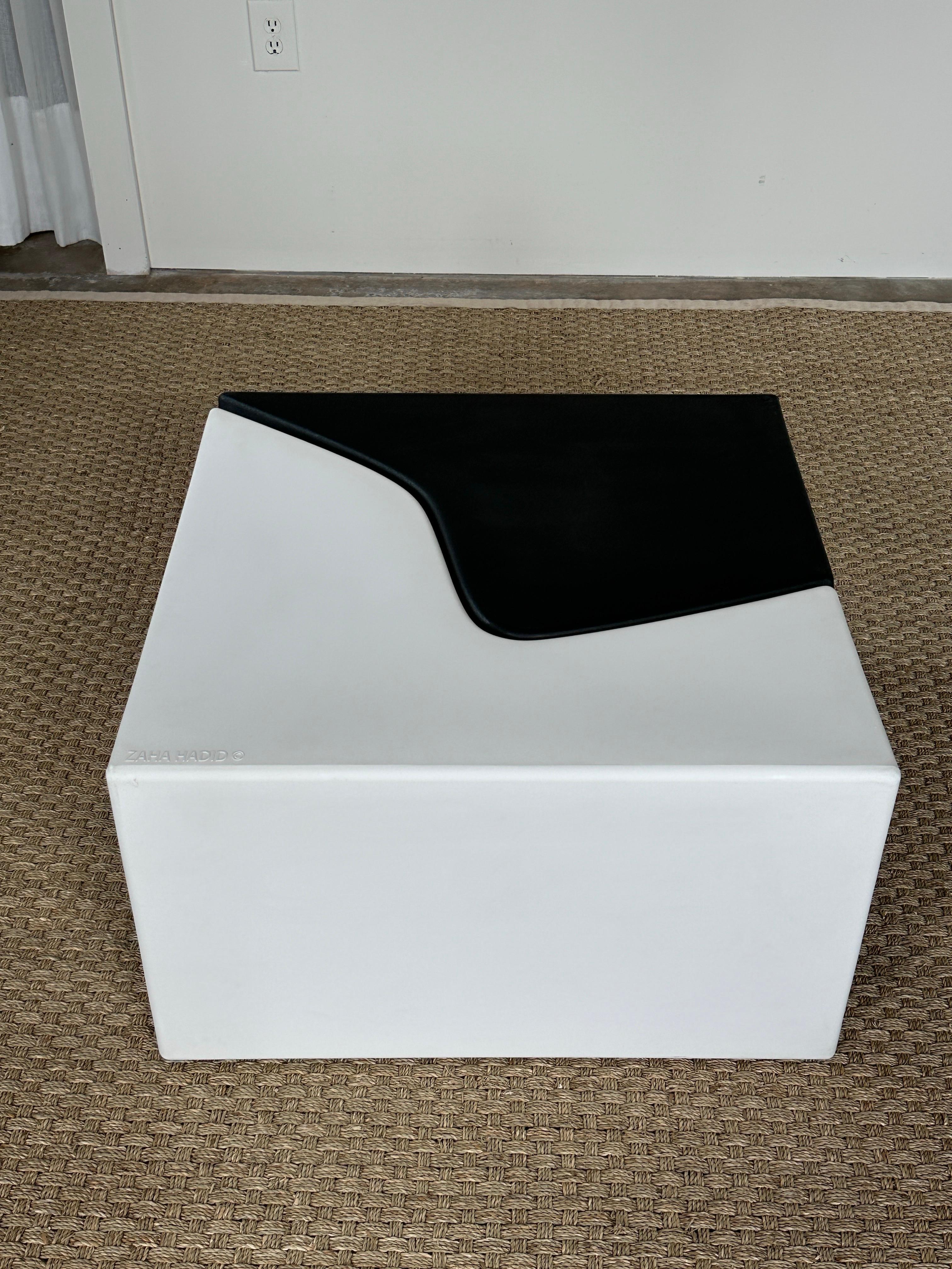 Stampato Zaha Hadid Z Play Sgabelli o tavoli sagomati in bianco e nero , set di 2 in vendita