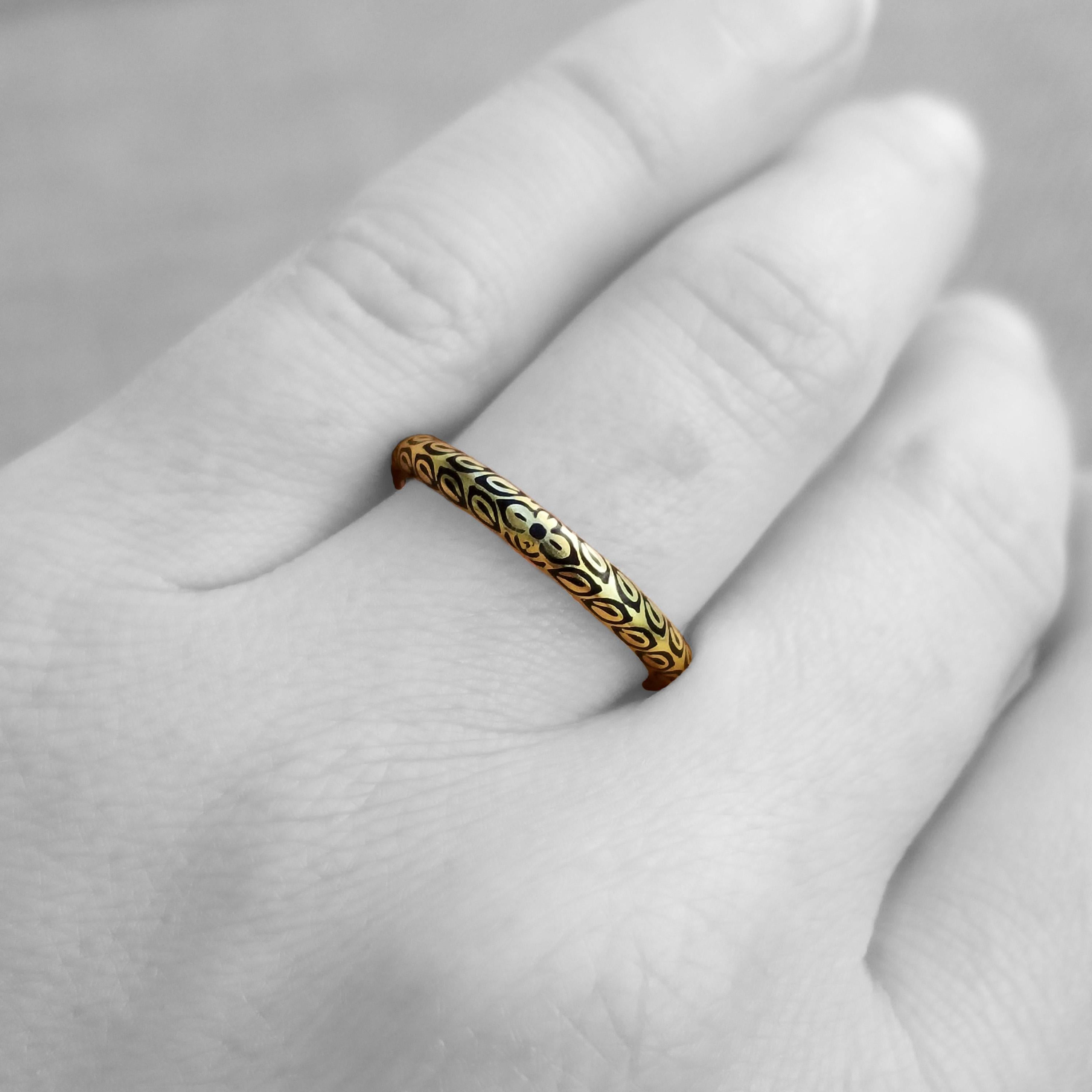 The Zahra Bands are a modern take on a classic style. The enameled floral centerpiece is balanced round the entirety of the band with a repeating enameled leaf motif. The richly colored enamel pops dramatically against this 18kt gold band.

-Black