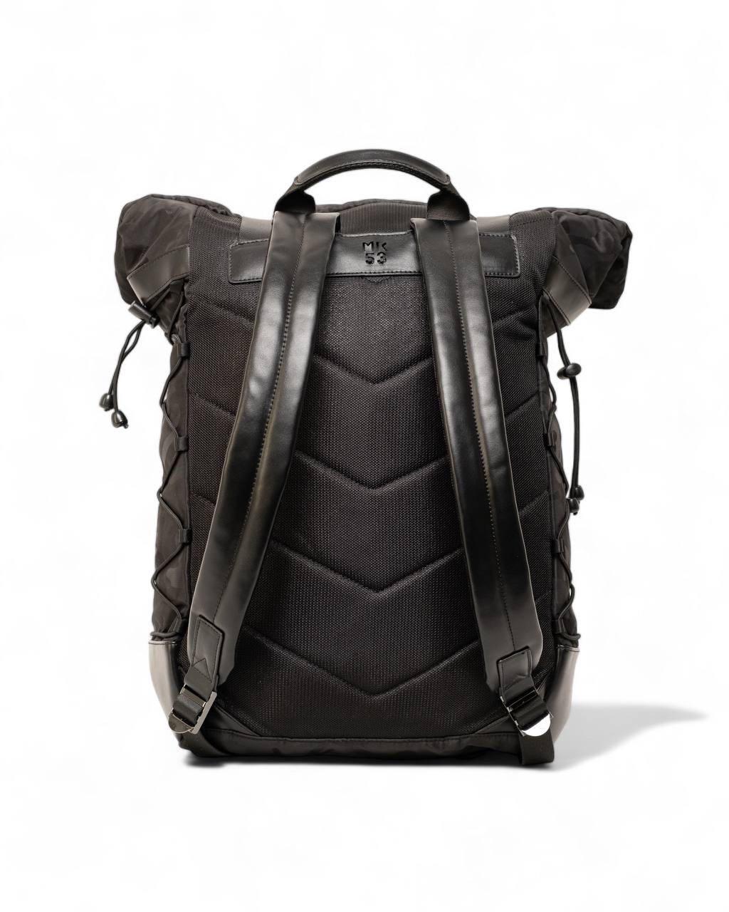 Zaino firmato Ronzoni, realizzato in nylon nella fantasia militare tono su tono con rifiniture in pelle nera e hardware argentati. Dotato di una chiusura superiore a zip e di una patta con chiusura a doppia fibbia ad incastro, internamente rivestito