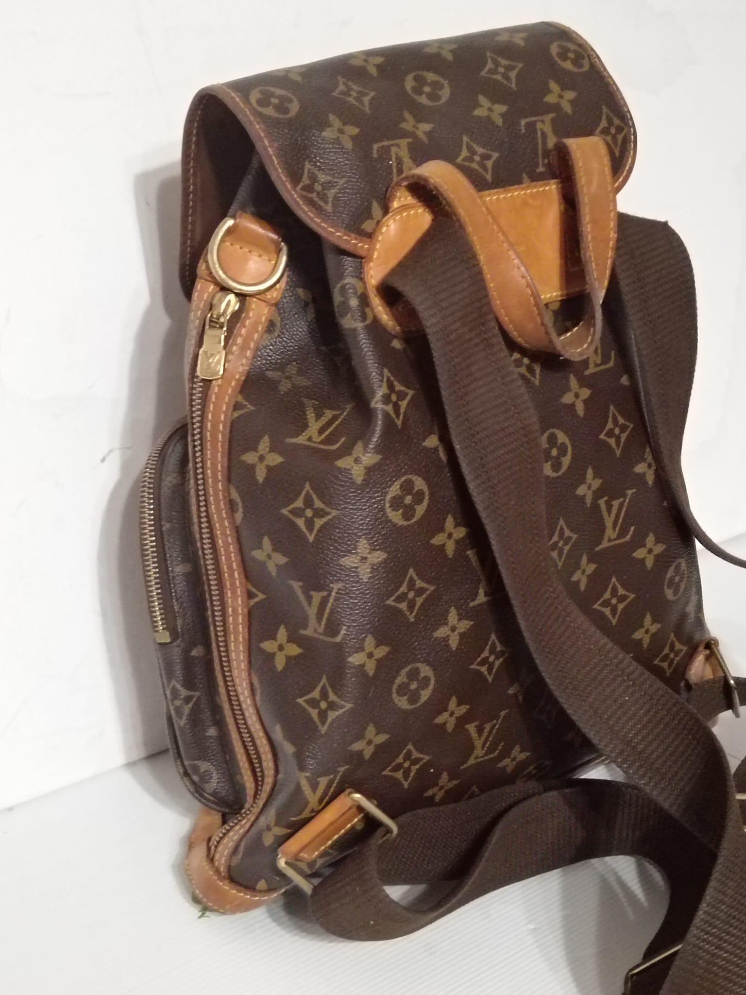 Zaino Louis Vuitton Bosphore backpack in tela e pelle monogram. Buone condizioni generali, qualche segnetto come da foto
Misure : 36x30x11