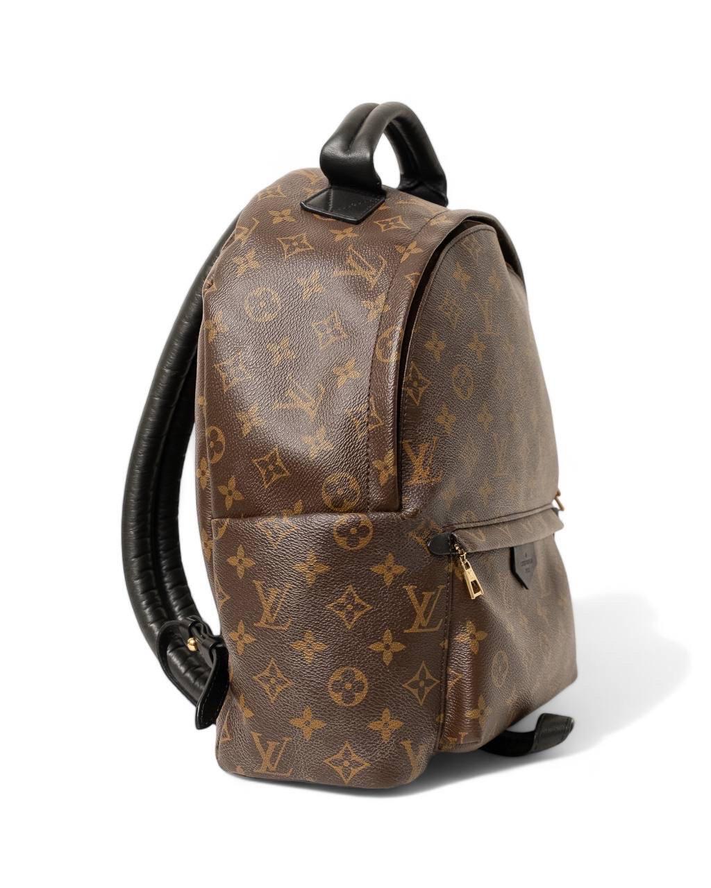 Zaino firmato Louis Vuitton, modello Palm Springs, misura MM, realizzato in tela marrone nella classica fantasia monogram con inserti in pelle e hardware dorati. Dotato di una chiusura superiore a zip, internamente rivestito in nylon nero,